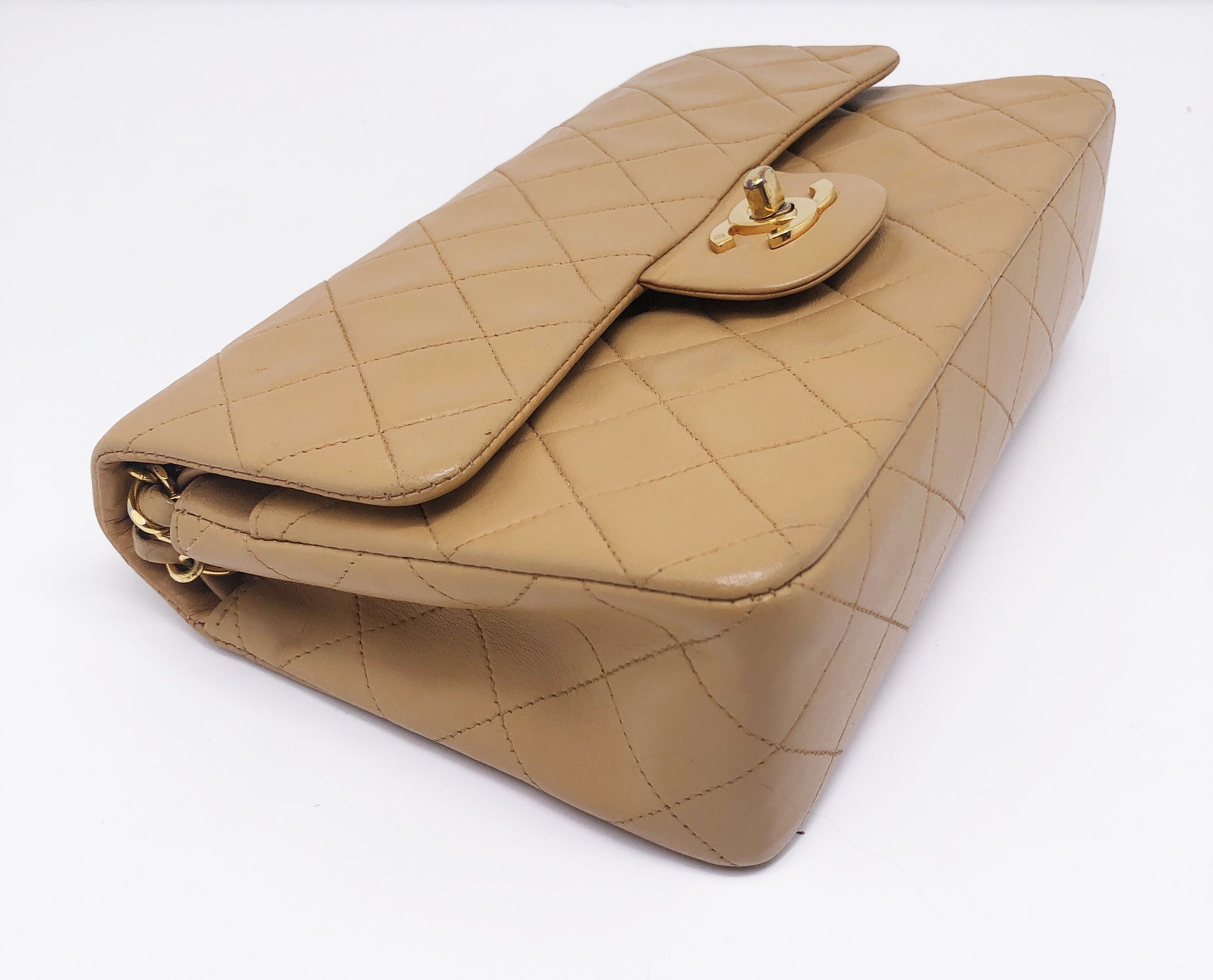 Nouveau Sac Chanel Timeless medium 23 cm à double rabat en cuir d'agneau matelassé beige - Soline