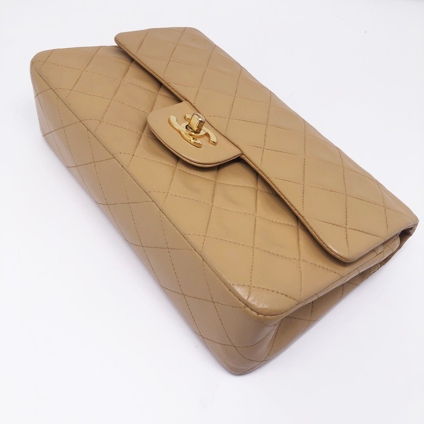 Nouveau Sac Chanel Timeless medium 23 cm à double rabat en cuir d'agneau matelassé beige - Soline
