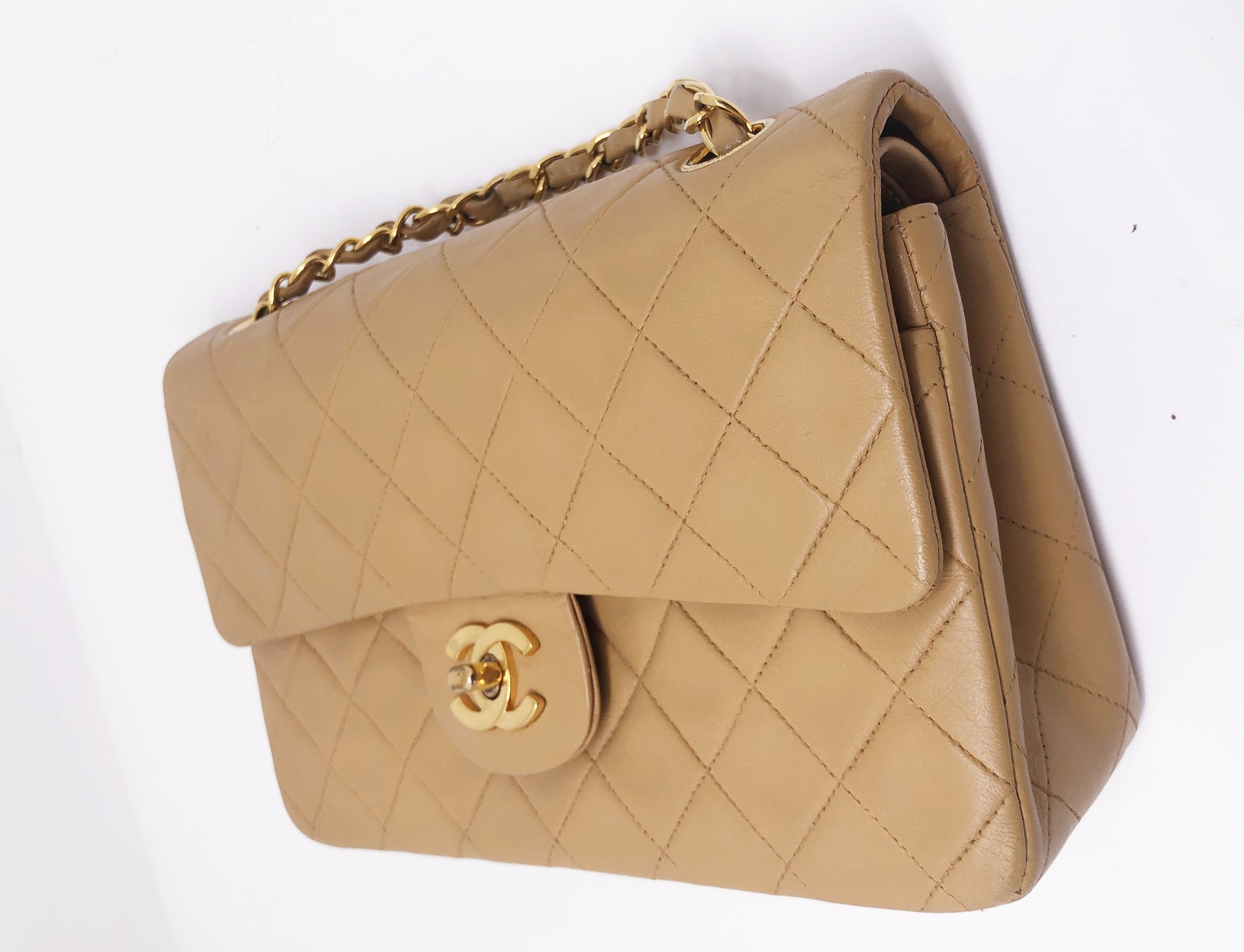 Nouveau Sac Chanel Timeless medium 23 cm à double rabat en cuir d'agneau matelassé beige - Soline
