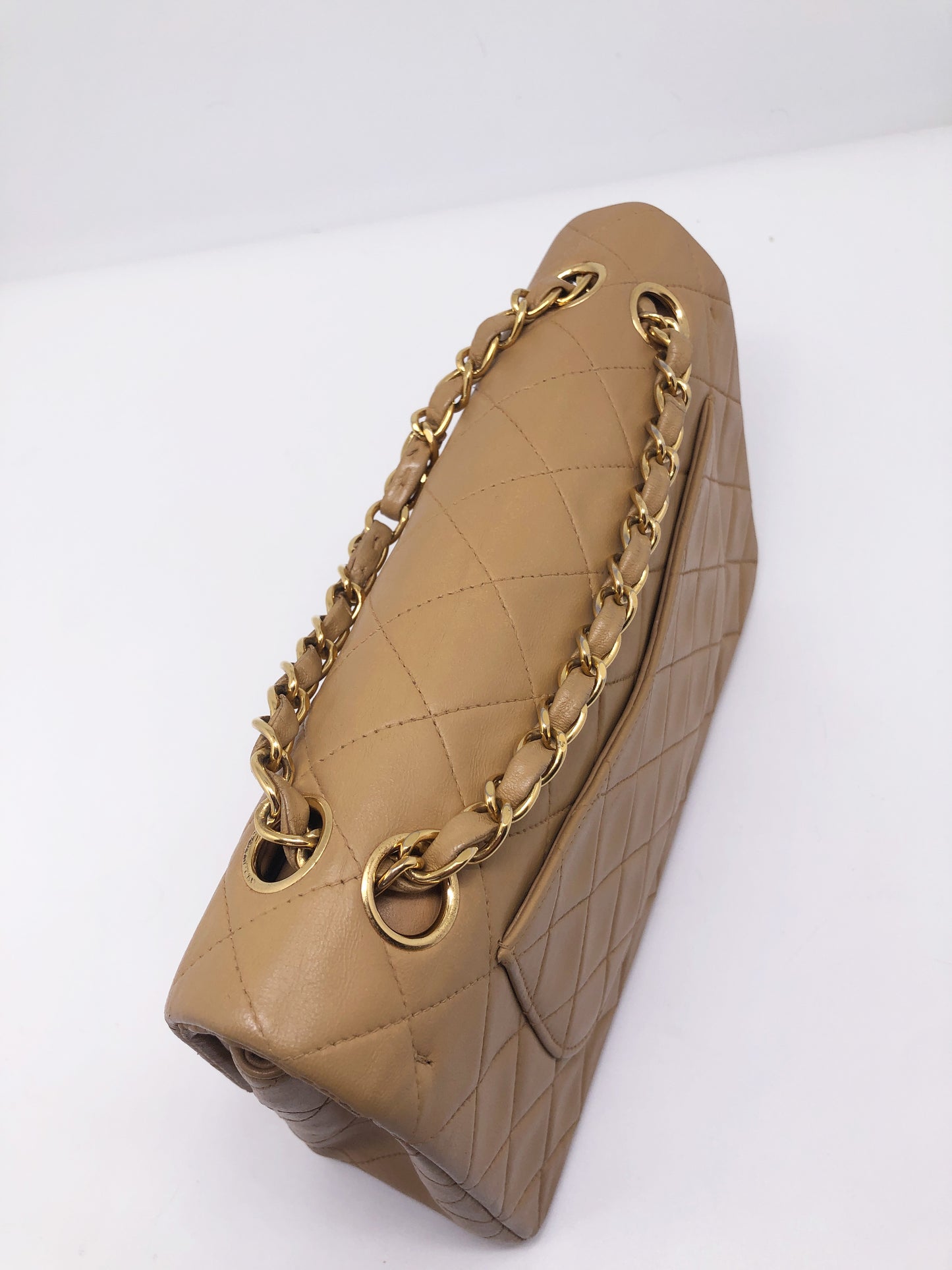 Nouveau Sac Chanel Timeless medium 23 cm à double rabat en cuir d'agneau matelassé beige - Soline