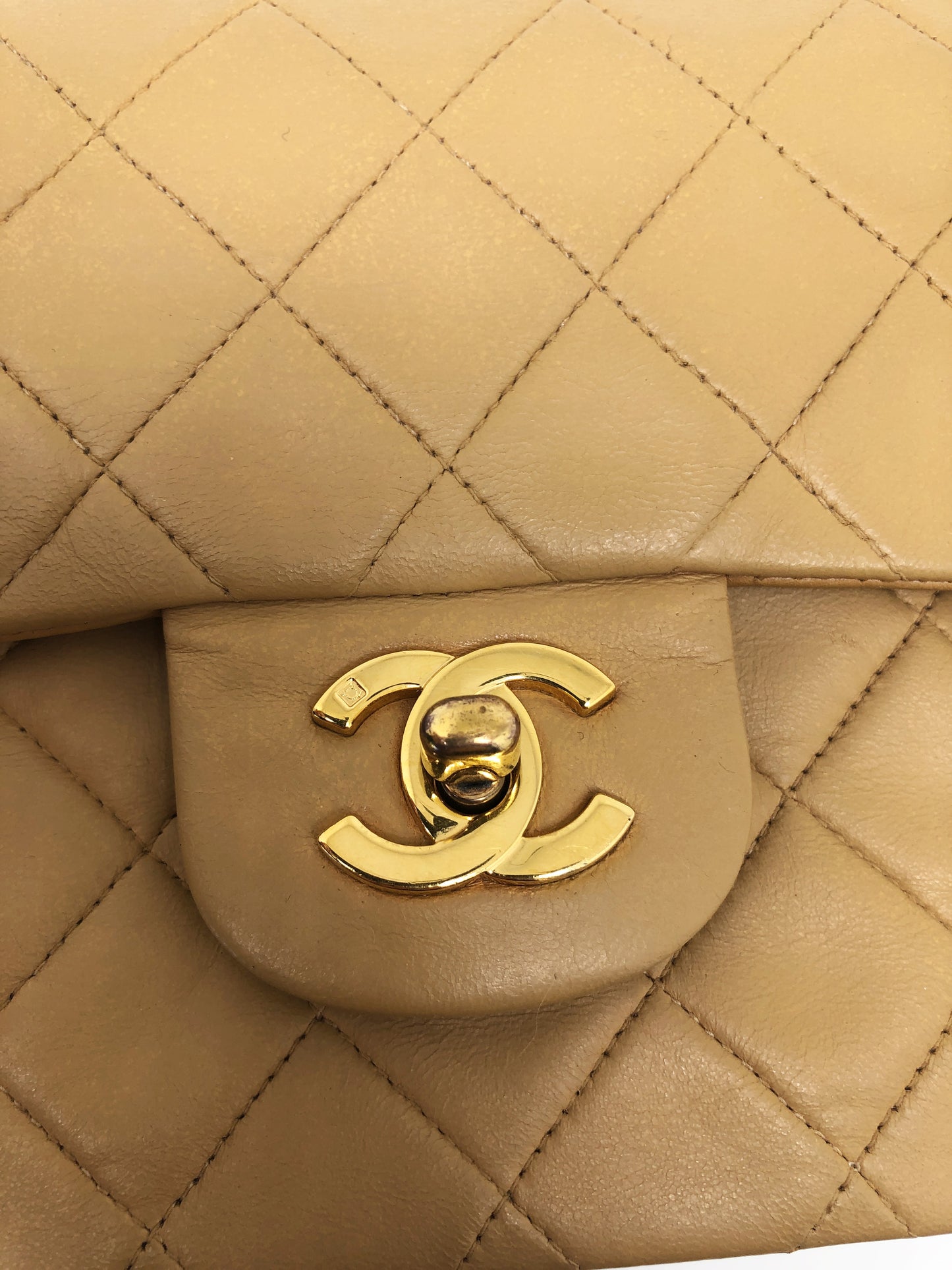 Nouveau Sac Chanel Timeless medium 23 cm à double rabat en cuir d'agneau matelassé beige - Soline