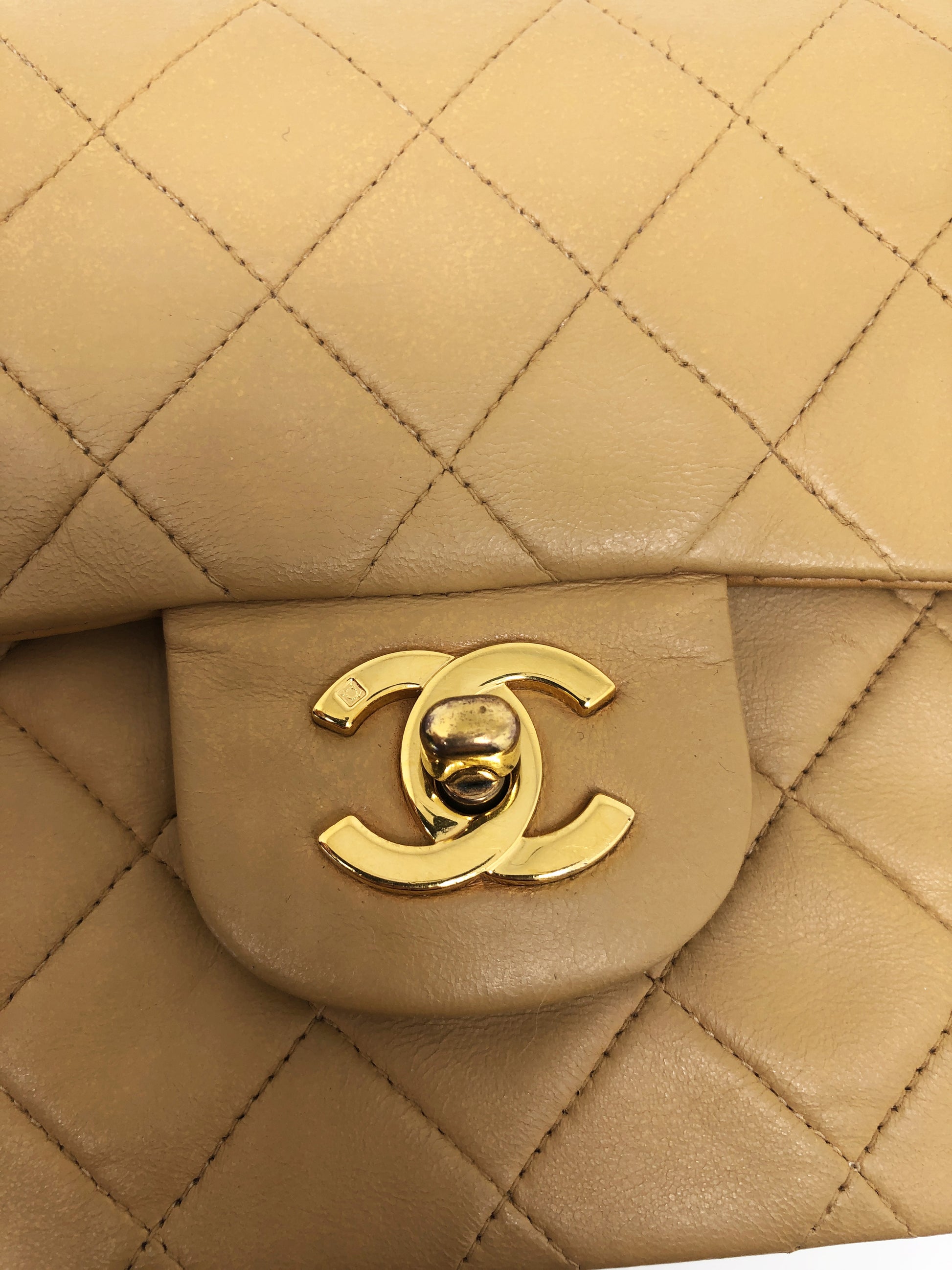 Nouveau Sac Chanel Timeless medium 23 cm à double rabat en cuir d'agneau matelassé beige - Soline