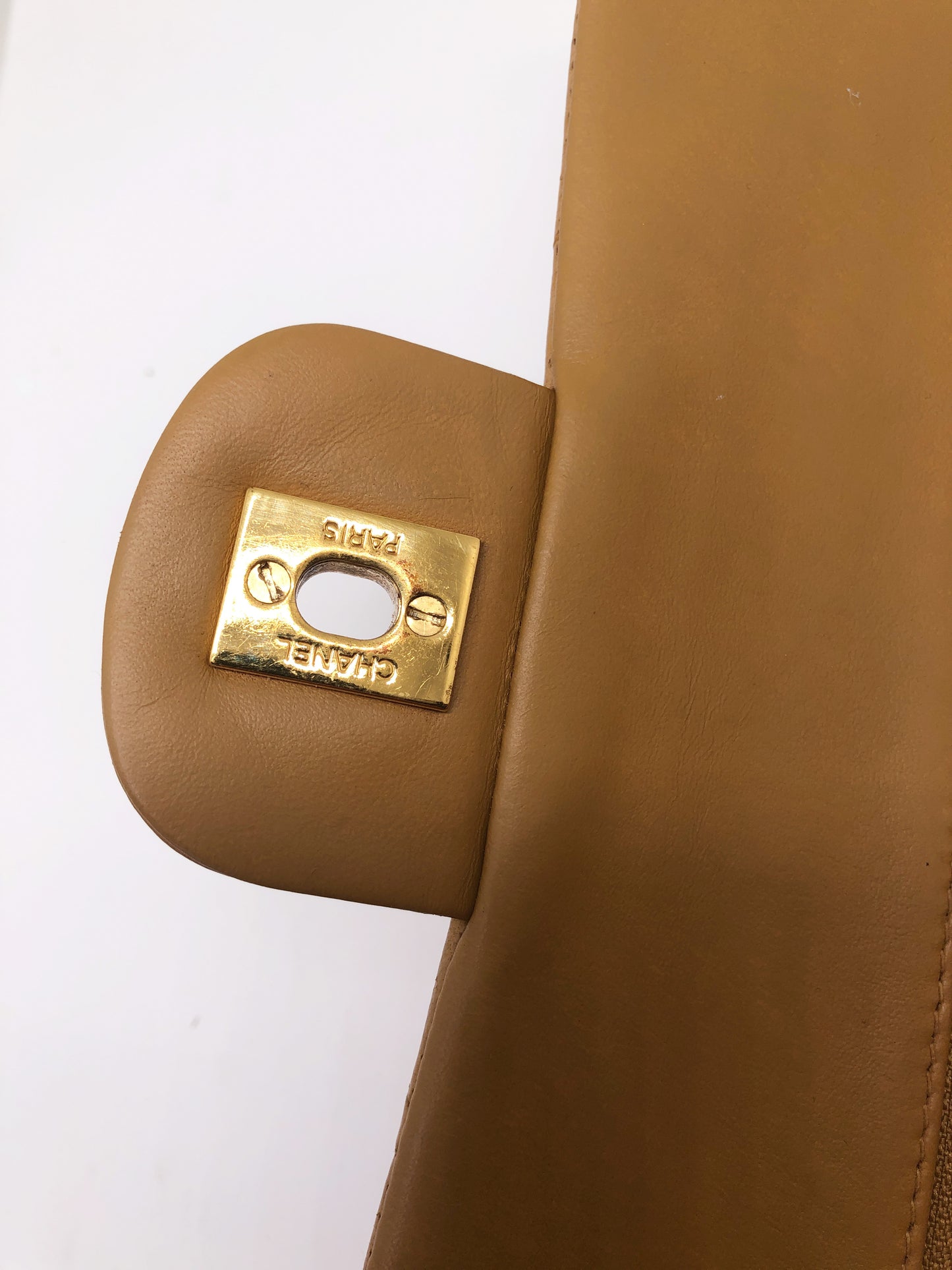 Nouveau Sac Chanel Timeless medium 23 cm à double rabat en cuir d'agneau matelassé beige - Soline