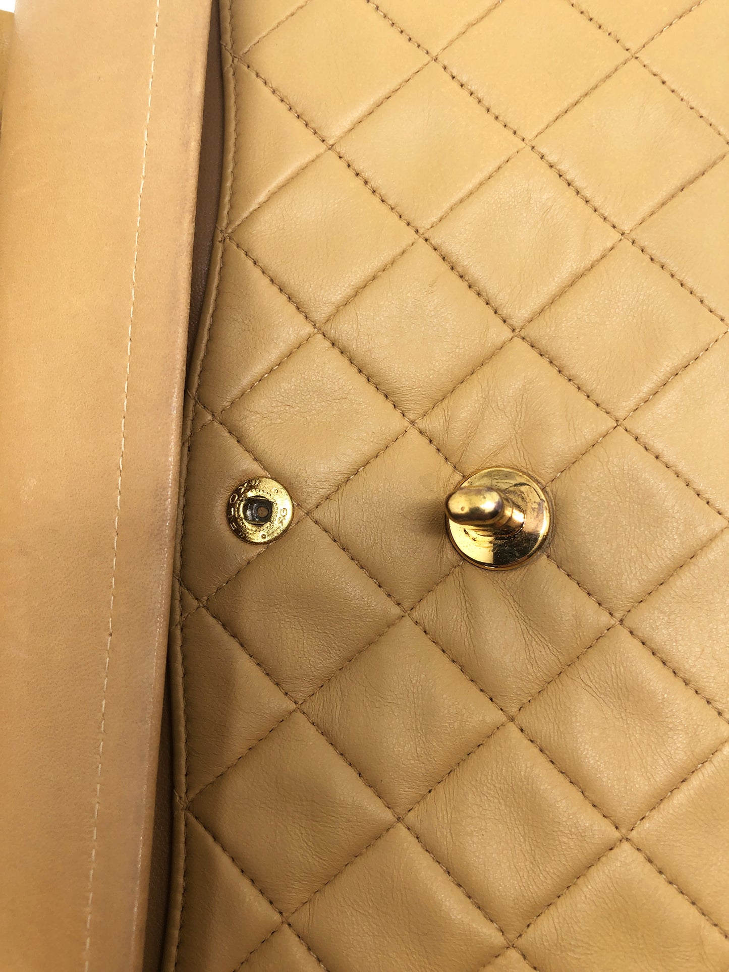 Nouveau Sac Chanel Timeless medium 23 cm à double rabat en cuir d'agneau matelassé beige - Soline