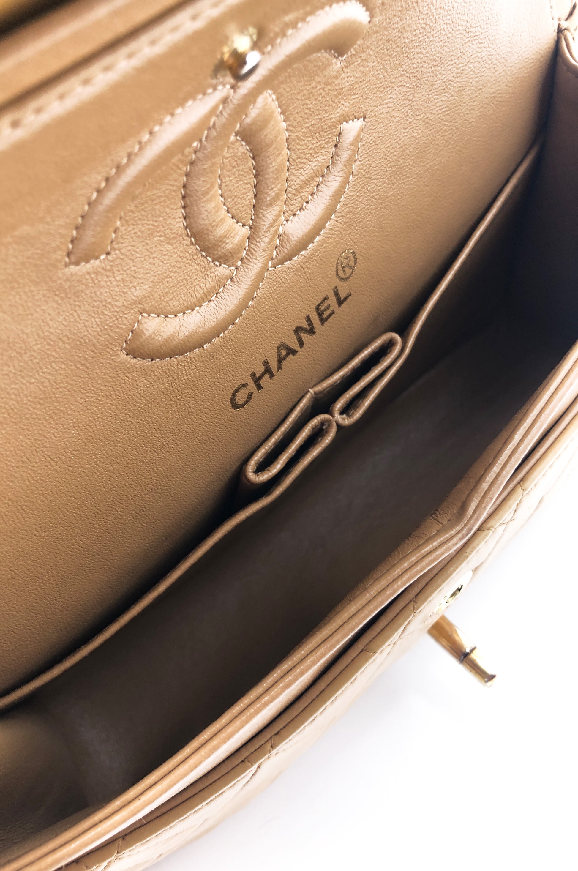 Nouveau Sac Chanel Timeless medium 23 cm à double rabat en cuir d'agneau matelassé beige - Soline