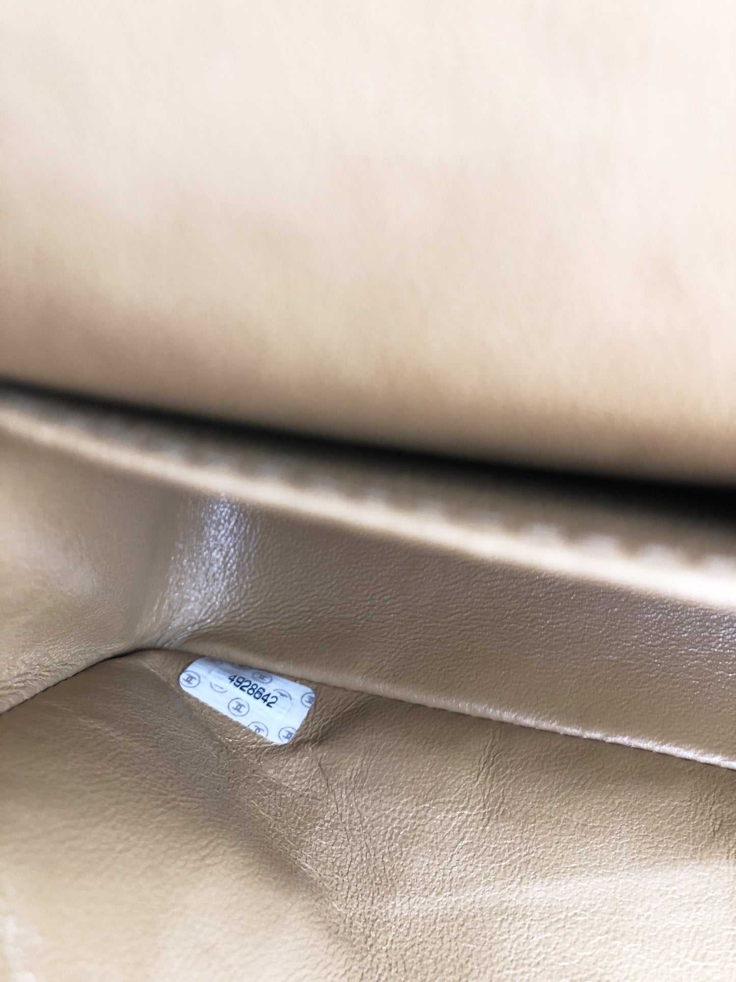 Nouveau Sac Chanel Timeless medium 23 cm à double rabat en cuir d'agneau matelassé beige - Soline