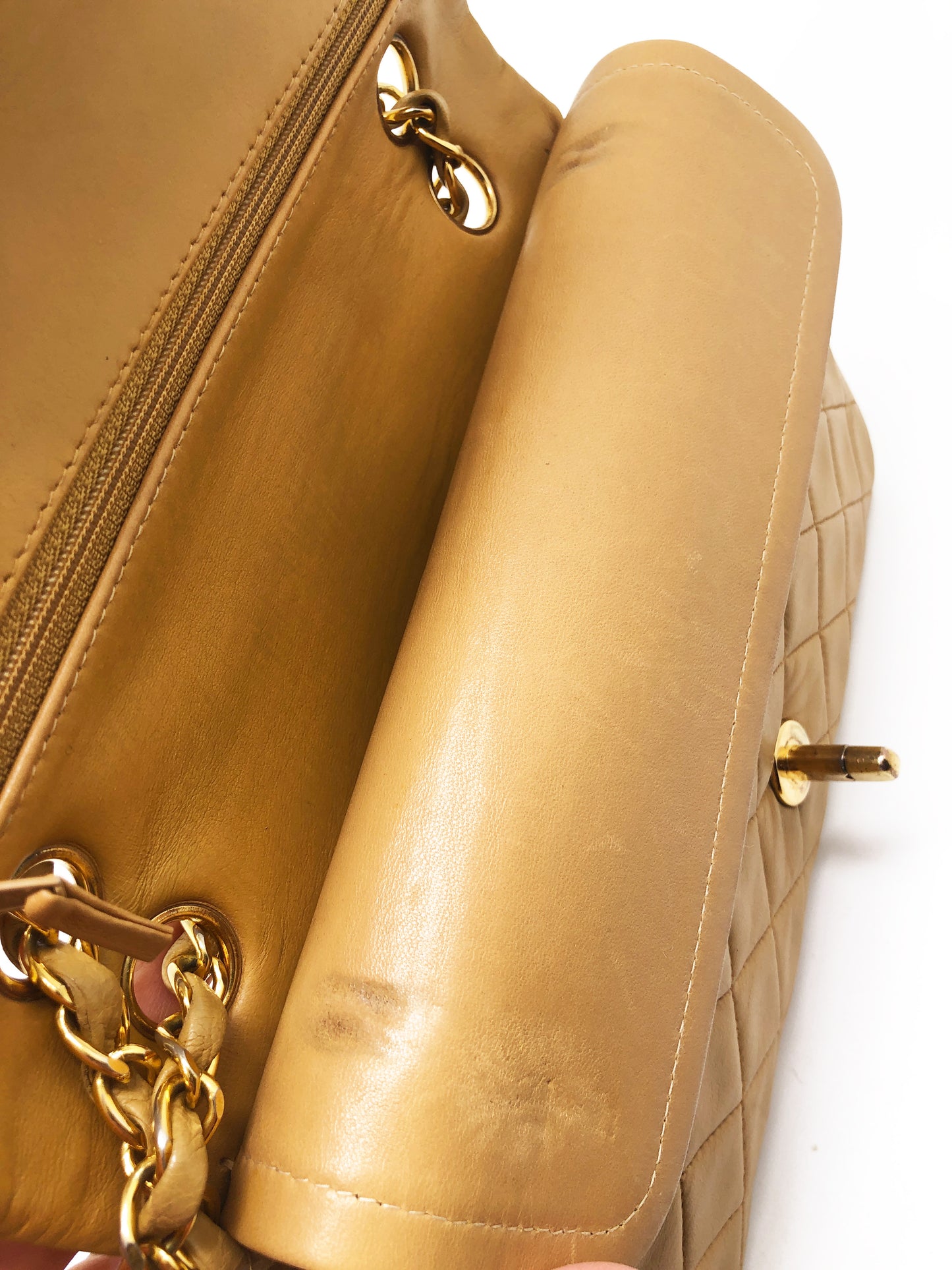 Nouveau Sac Chanel Timeless medium 23 cm à double rabat en cuir d'agneau matelassé beige - Soline