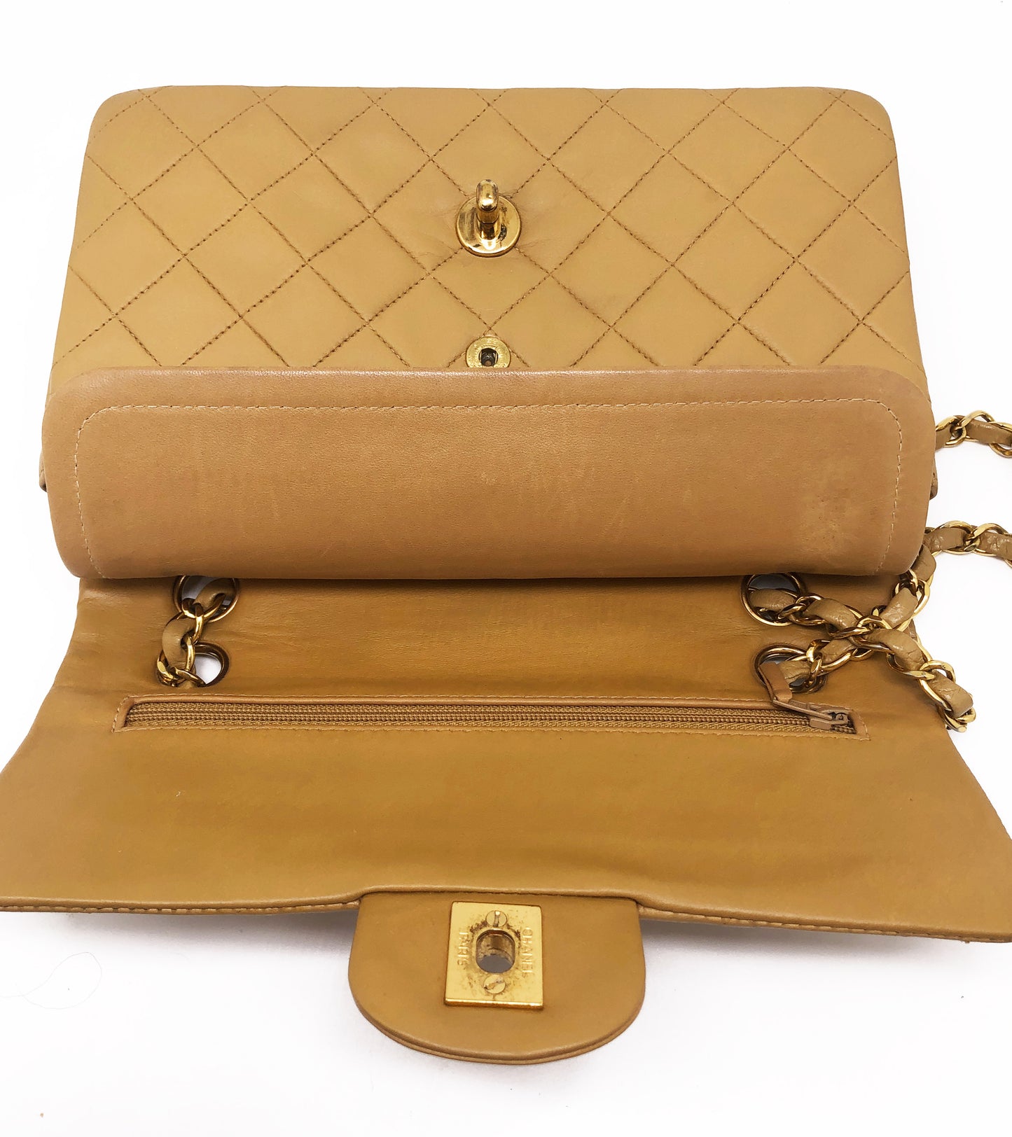 Nouveau Sac Chanel Timeless medium 23 cm à double rabat en cuir d'agneau matelassé beige - Soline