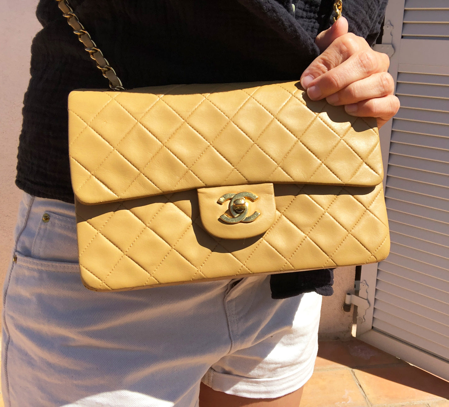 Nouveau Sac Chanel Timeless medium 23 cm à double rabat en cuir d'agneau matelassé beige - Soline