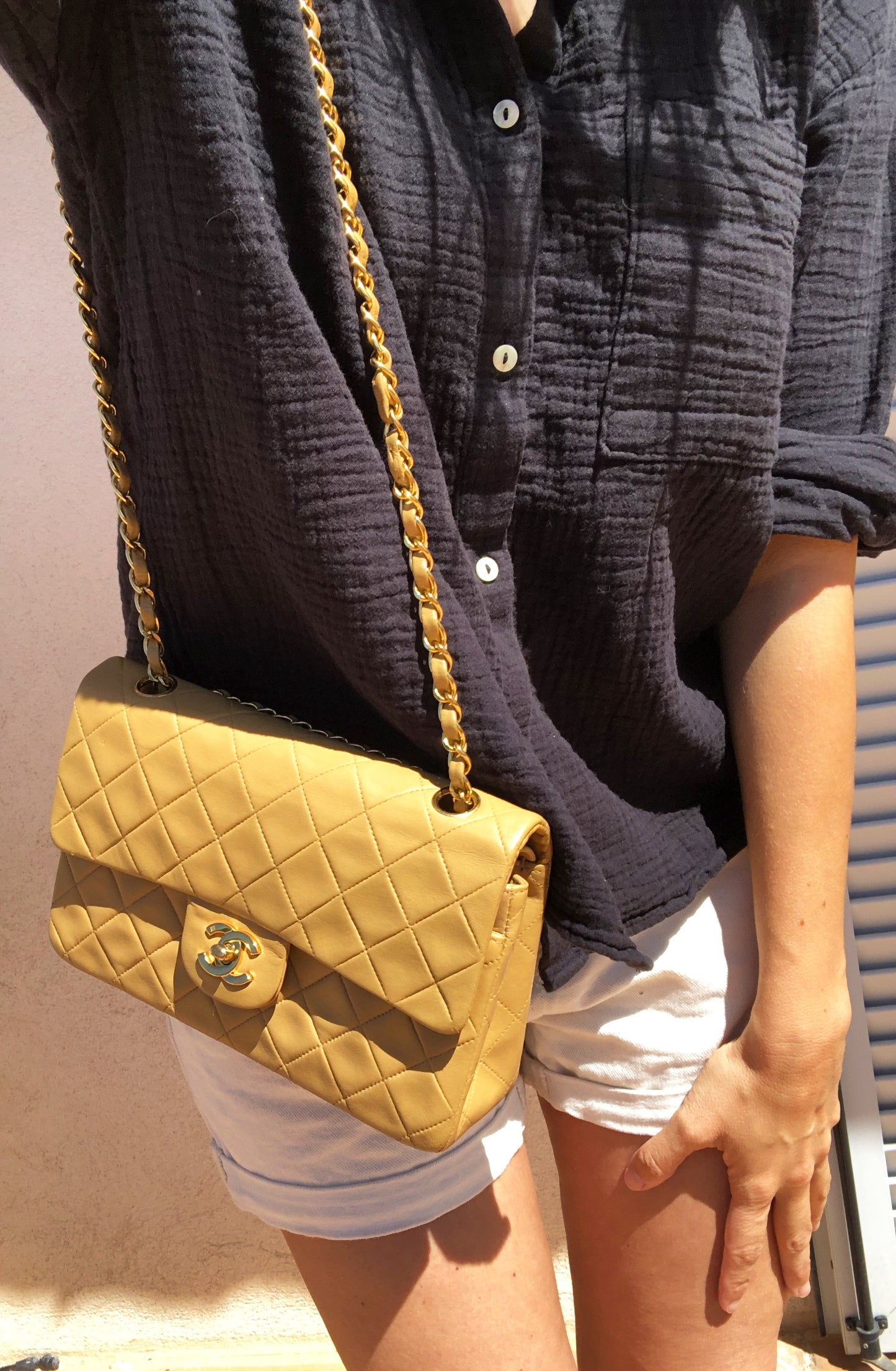 Nouveau Sac Chanel Timeless medium 23 cm à double rabat en cuir d'agneau matelassé beige - Soline