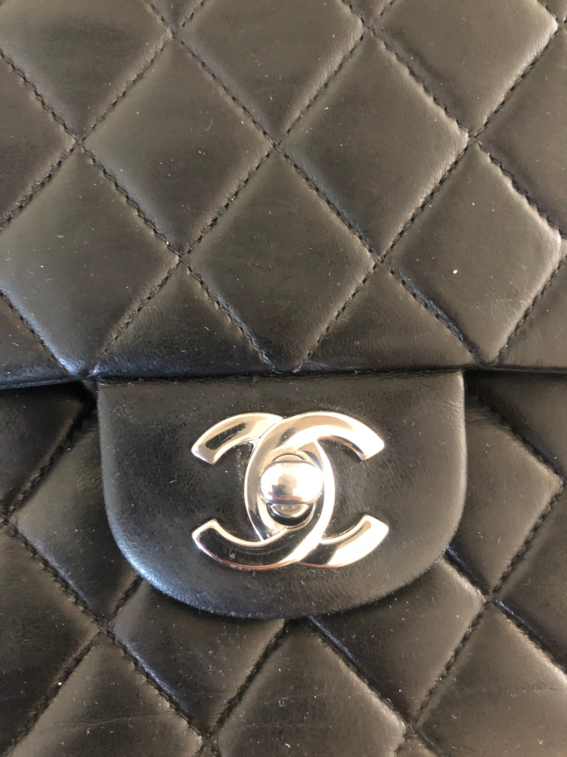 Sac Chanel Timeless médium 25 cm à double rabat en cuir d'agneau matelassé noir - Soline