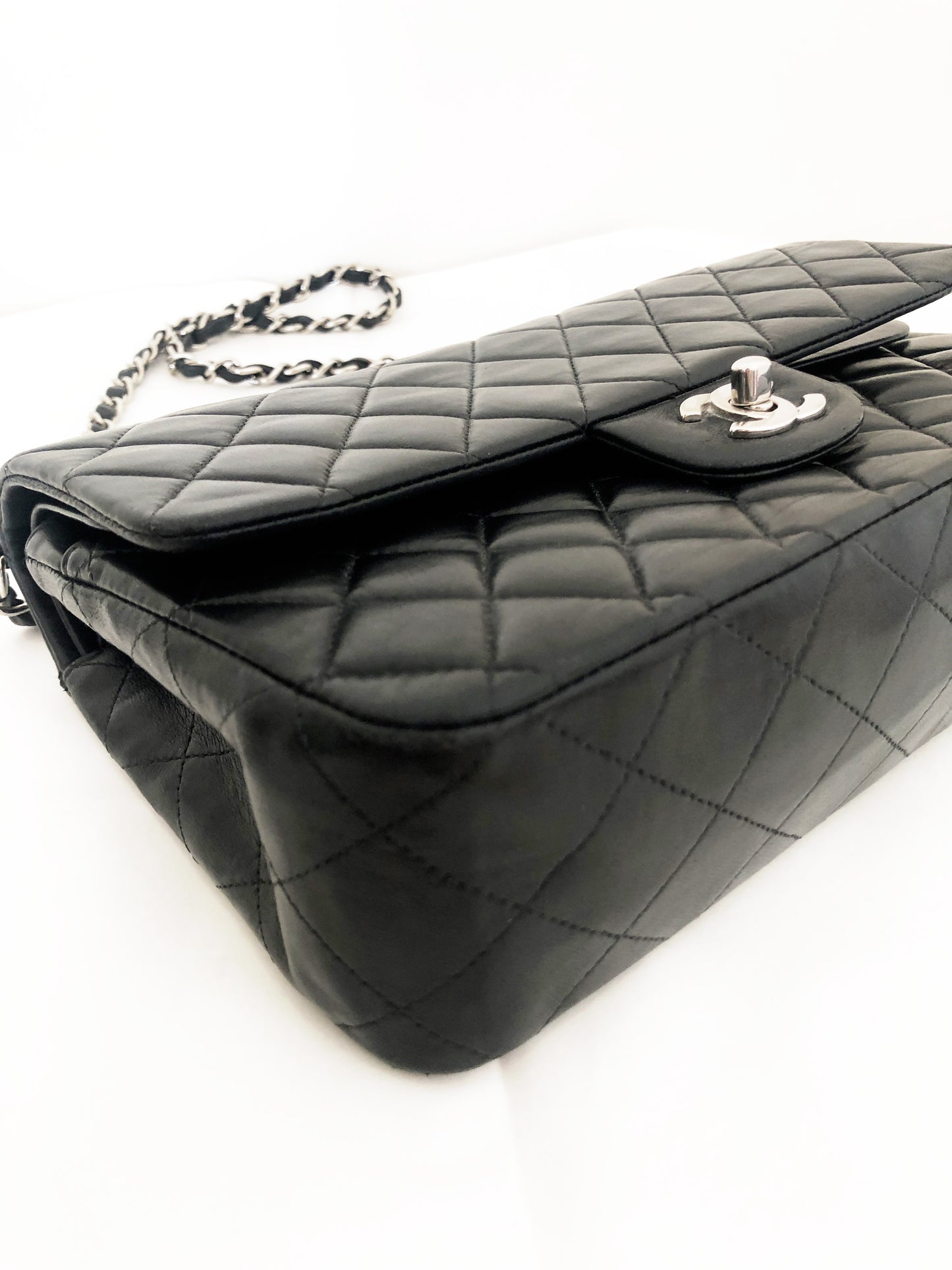 Sac Chanel Timeless médium 25 cm à double rabat en cuir d'agneau matelassé noir - Soline