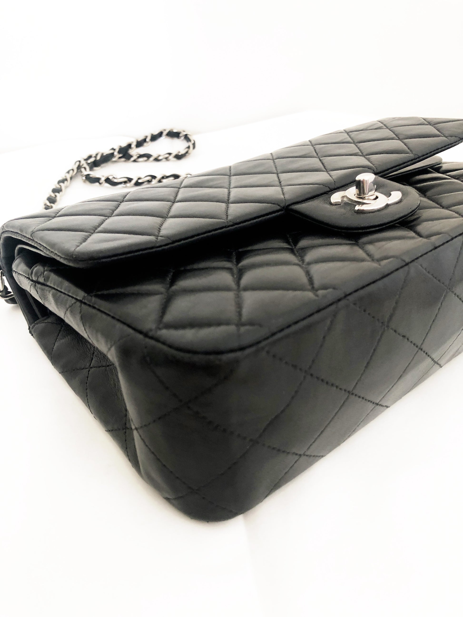 Sac Chanel Timeless médium 25 cm à double rabat en cuir d'agneau matelassé noir - Soline