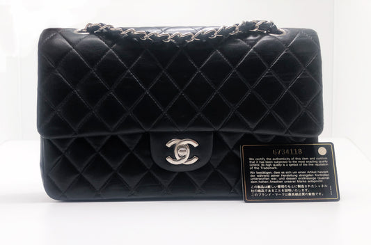 Sac Chanel Timeless médium 25 cm à double rabat en cuir d'agneau matelassé noir - Soline