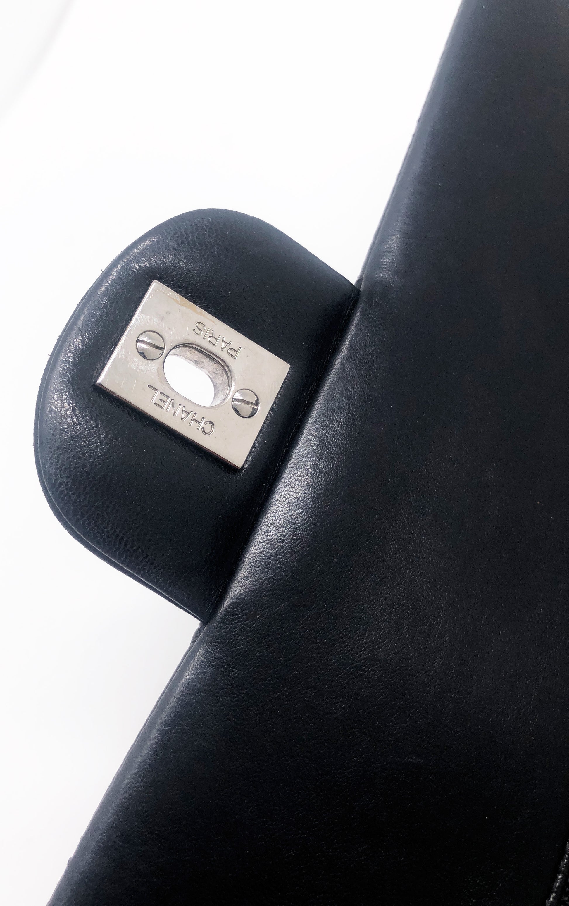 Sac Chanel Timeless médium 25 cm à double rabat en cuir d'agneau matelassé noir - Soline