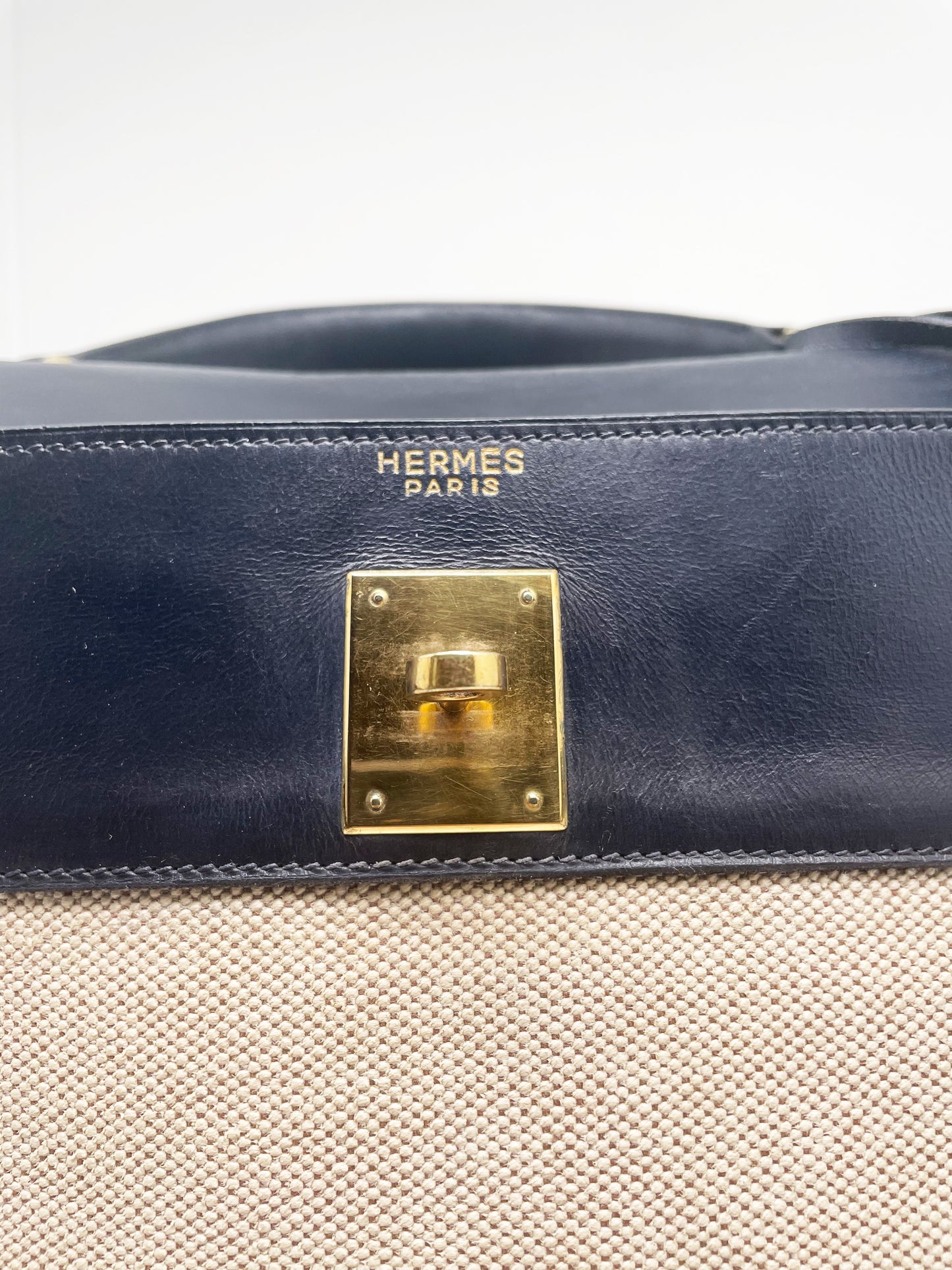sac à main Hermès Kelly 32 retourne bi-matière en box de cuir bleu marine et toile beige - Soline