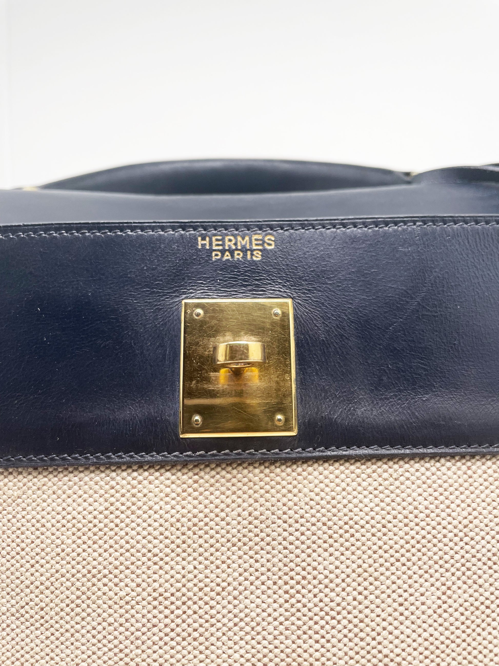 sac à main Hermès Kelly 32 retourne bi-matière en box de cuir bleu marine et toile beige - Soline