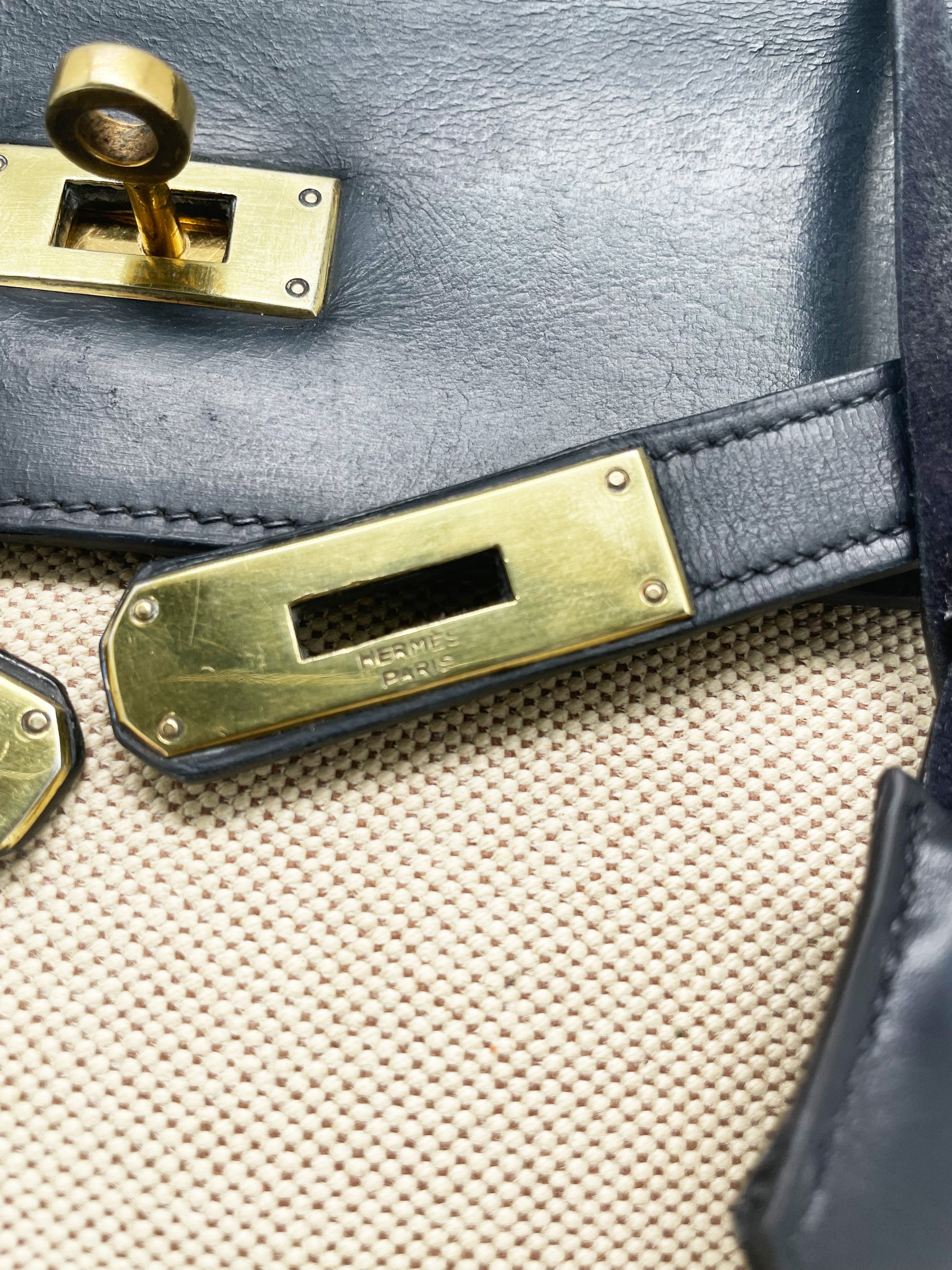 sac à main Hermès Kelly 32 retourne bi-matière en box de cuir bleu marine et toile beige - Soline
