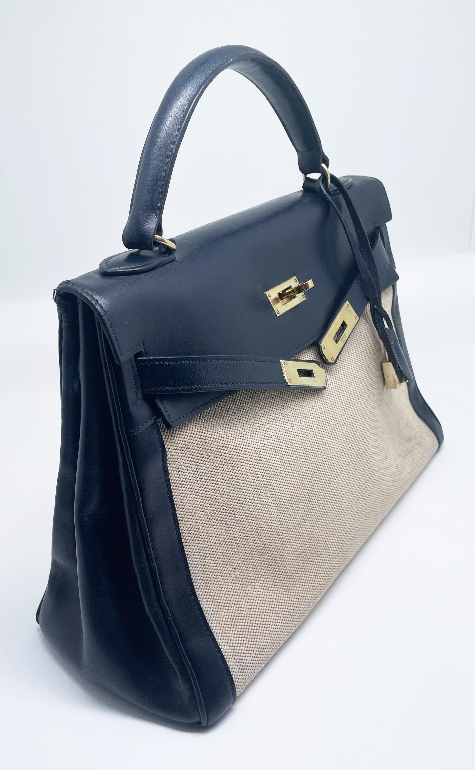 sac à main Hermès Kelly 32 retourne bi-matière en box de cuir bleu marine et toile beige - Soline