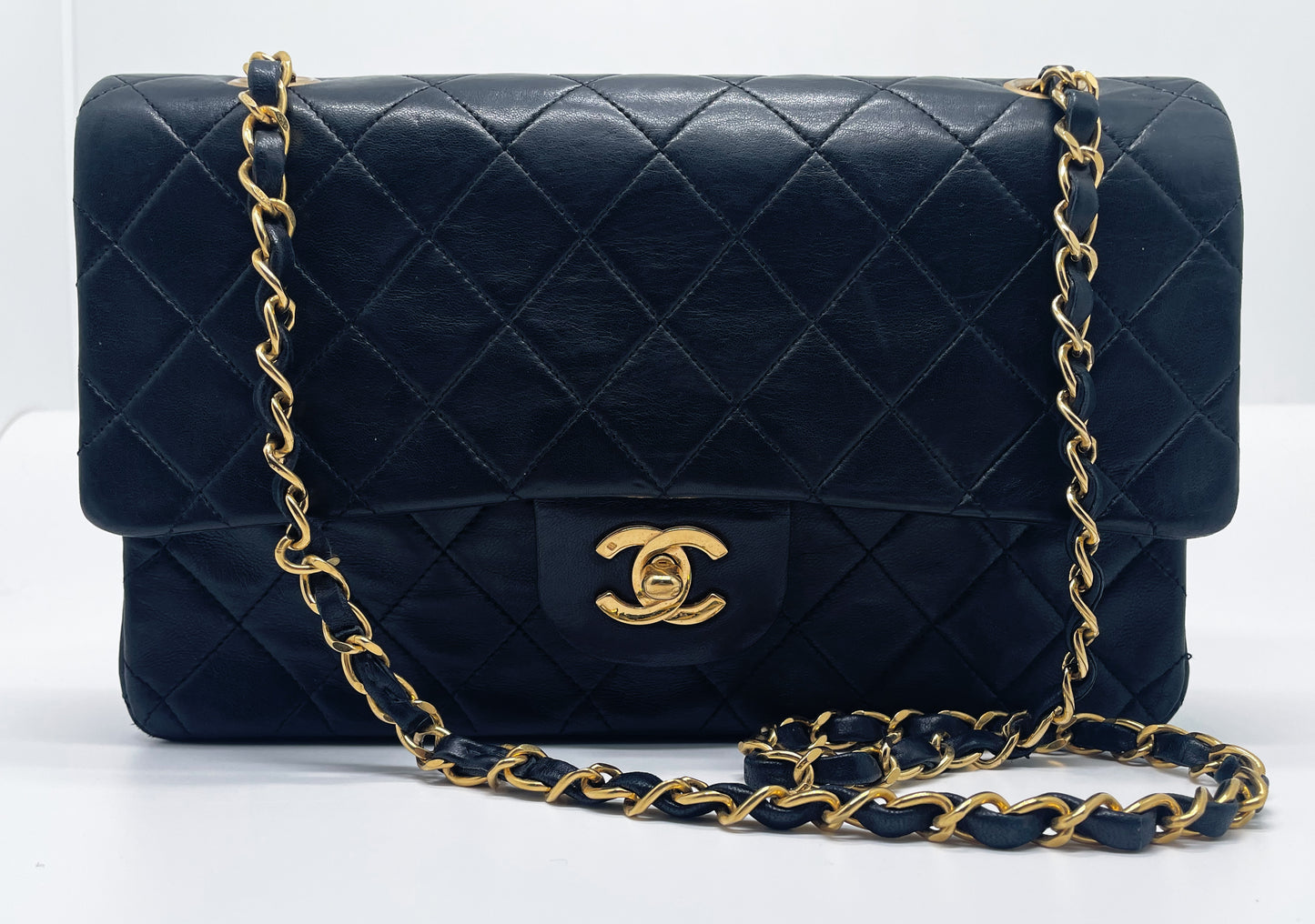 Sac à main Chanel Classique en cuir d'agneau noir et métal doré plaqué 24 carat - Soline