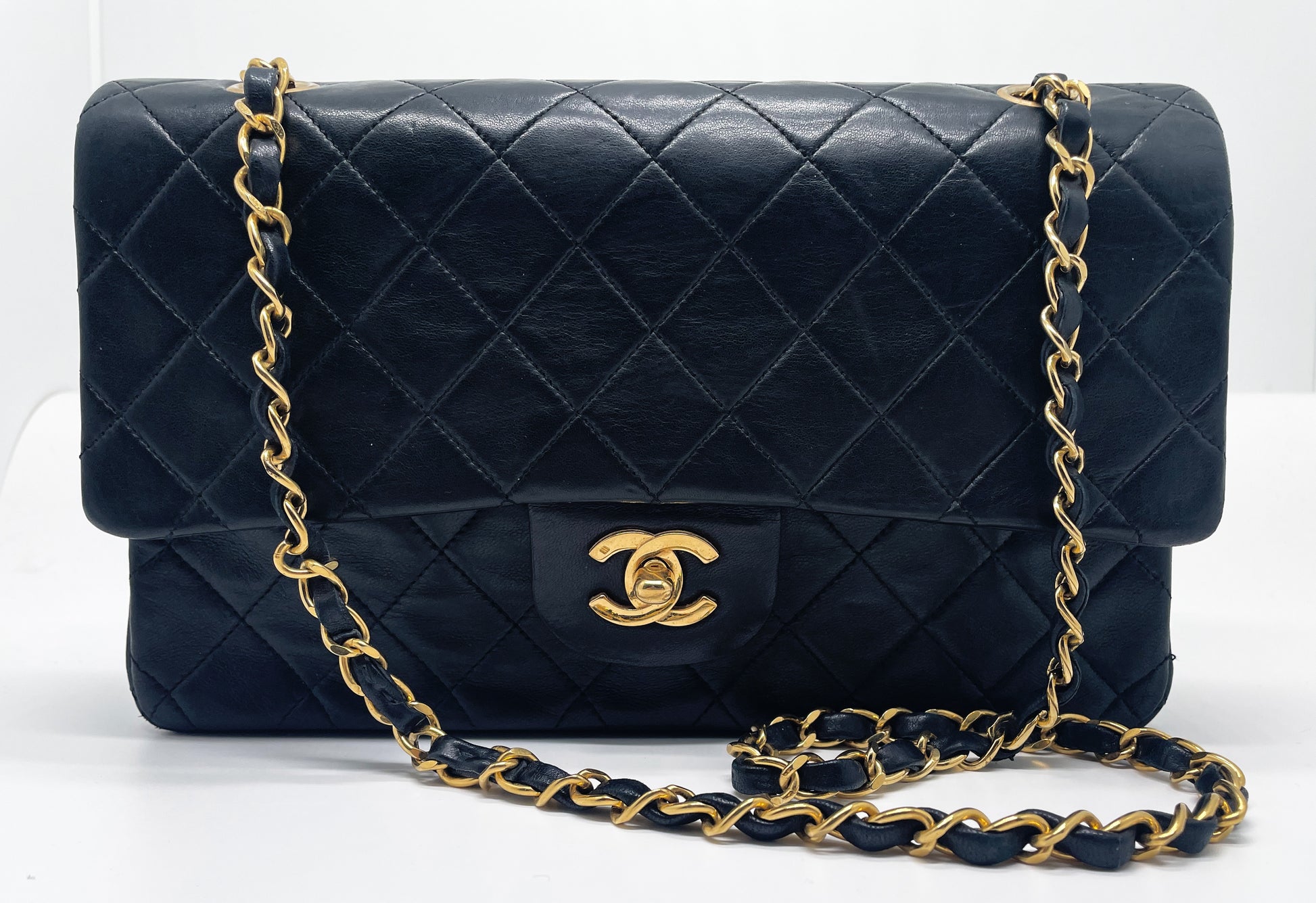 Sac à main Chanel Classique en cuir d'agneau noir et métal doré plaqué 24 carat - Soline