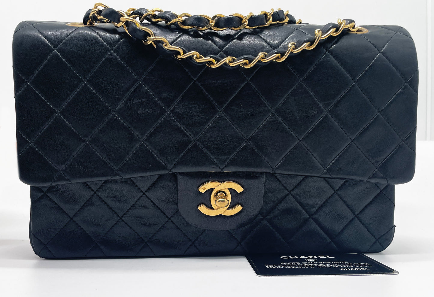 Sac à main Chanel Classique en cuir d'agneau noir et métal doré plaqué 24 carat - Soline