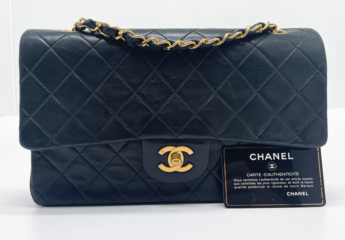 Sac à main Chanel Classique en cuir d'agneau noir et métal doré plaqué 24 carat - Soline