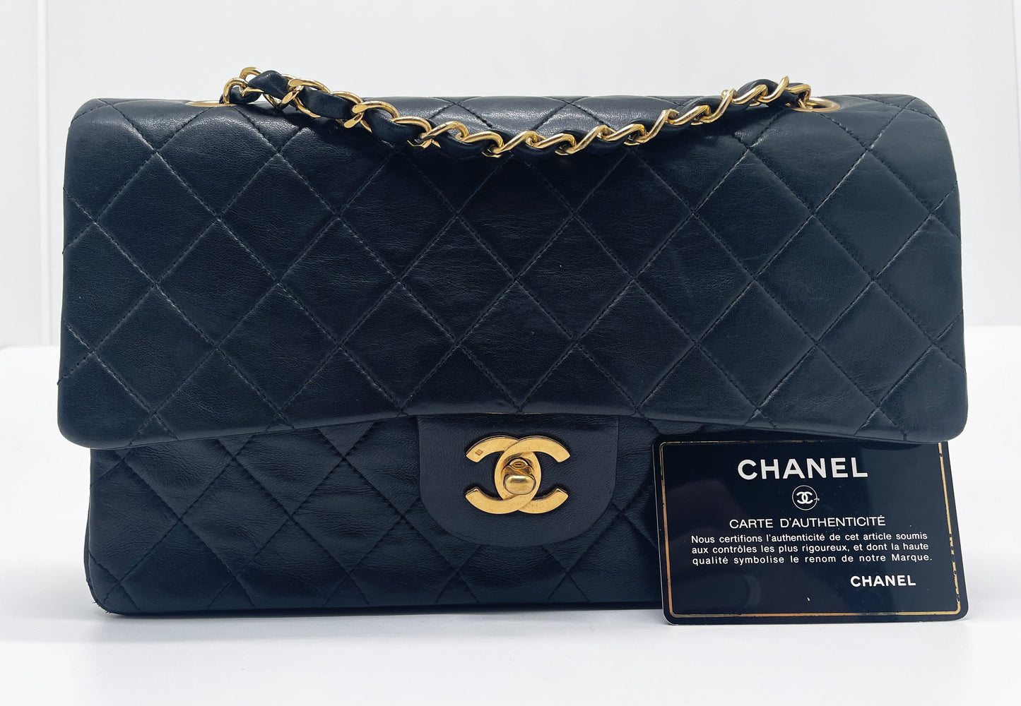 Sac à main Chanel Classique en cuir d'agneau noir et métal doré plaqué 24 carat - Soline