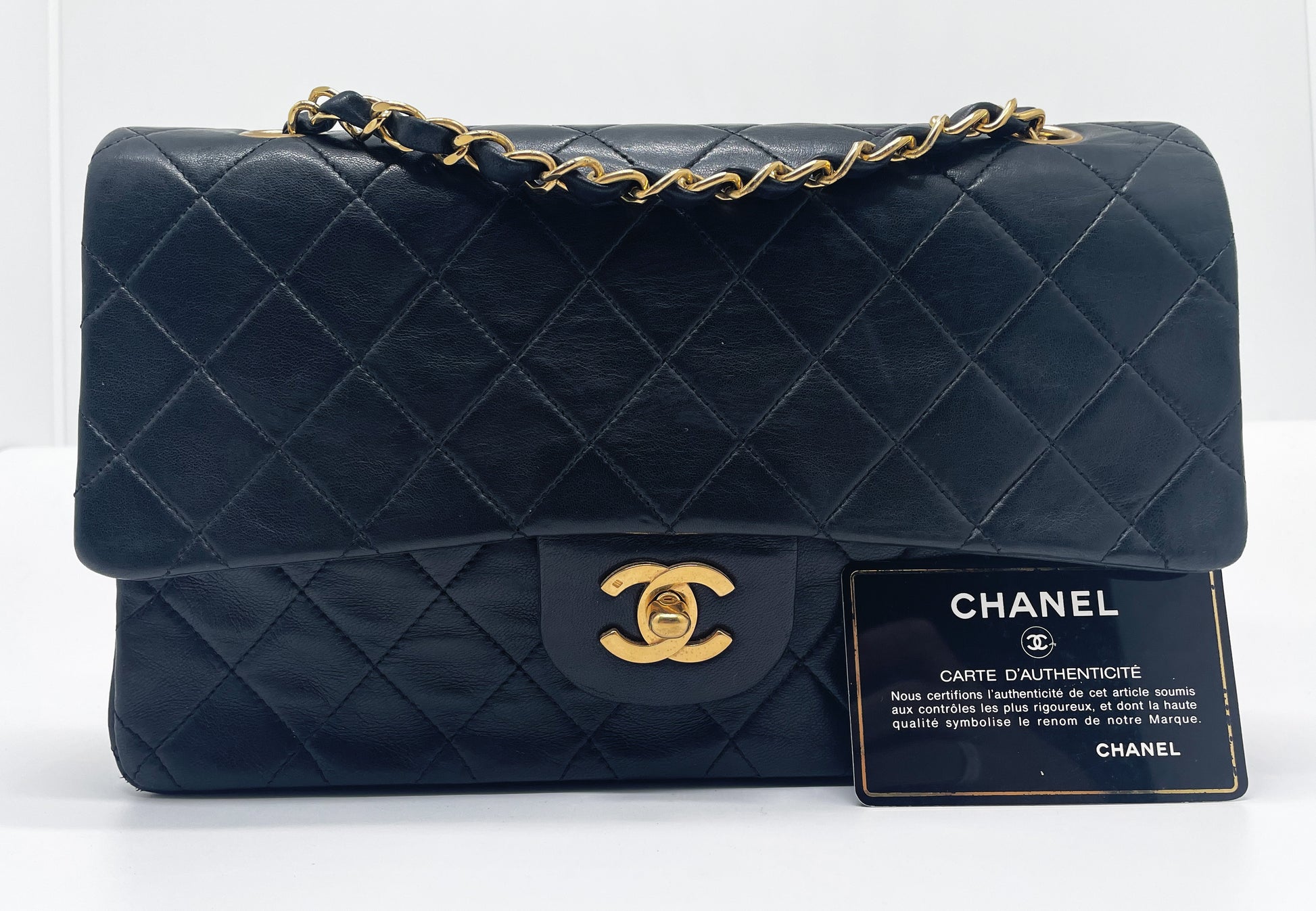 Sac à main Chanel Classique en cuir d'agneau noir et métal doré plaqué 24 carat - Soline