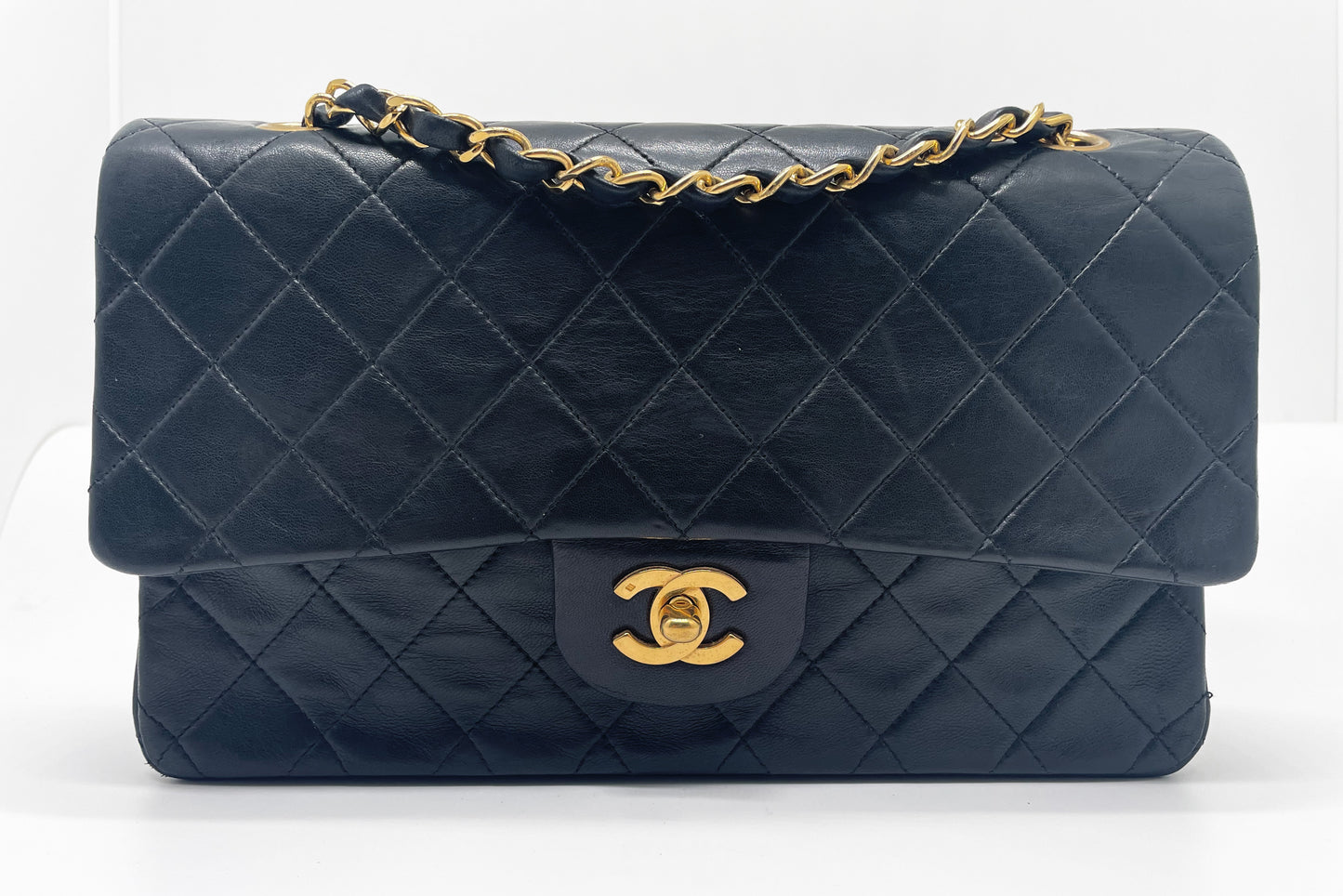 Sac à main Chanel Classique en cuir d'agneau noir et métal doré plaqué 24 carat - Soline