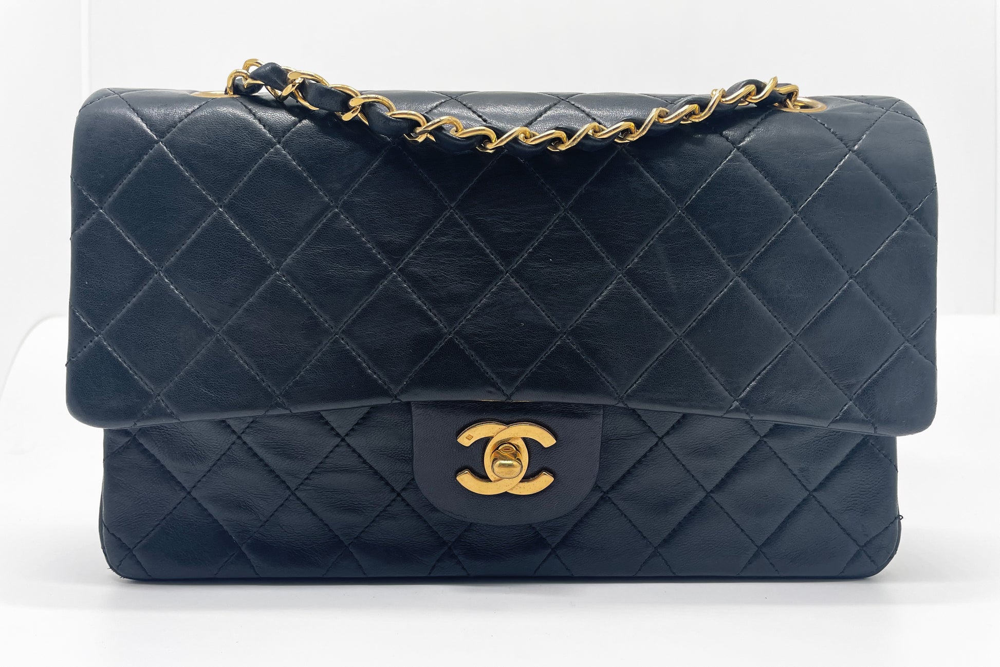 Sac à main Chanel Classique en cuir d'agneau noir et métal doré plaqué 24 carat - Soline
