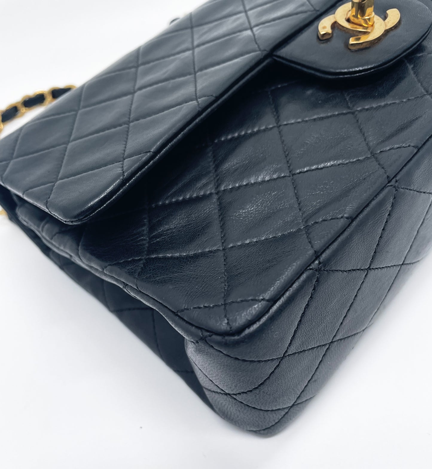 Sac à main Chanel Classique en cuir d'agneau noir et métal doré plaqué 24 carat - Soline