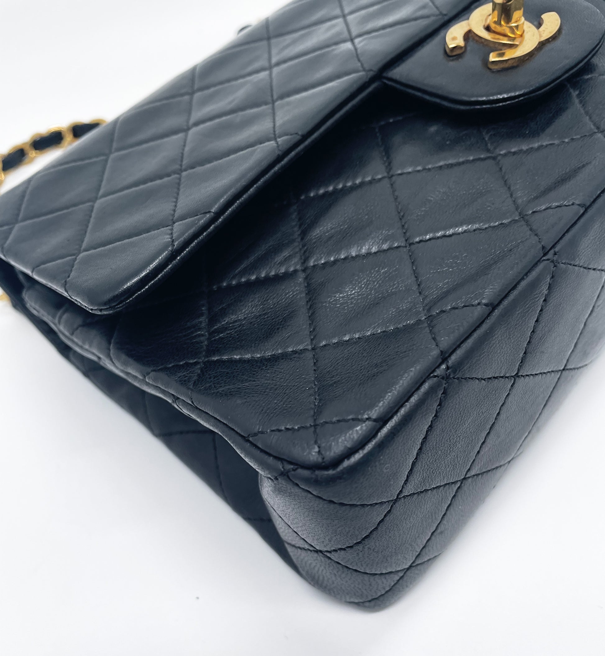 Sac à main Chanel Classique en cuir d'agneau noir et métal doré plaqué 24 carat - Soline