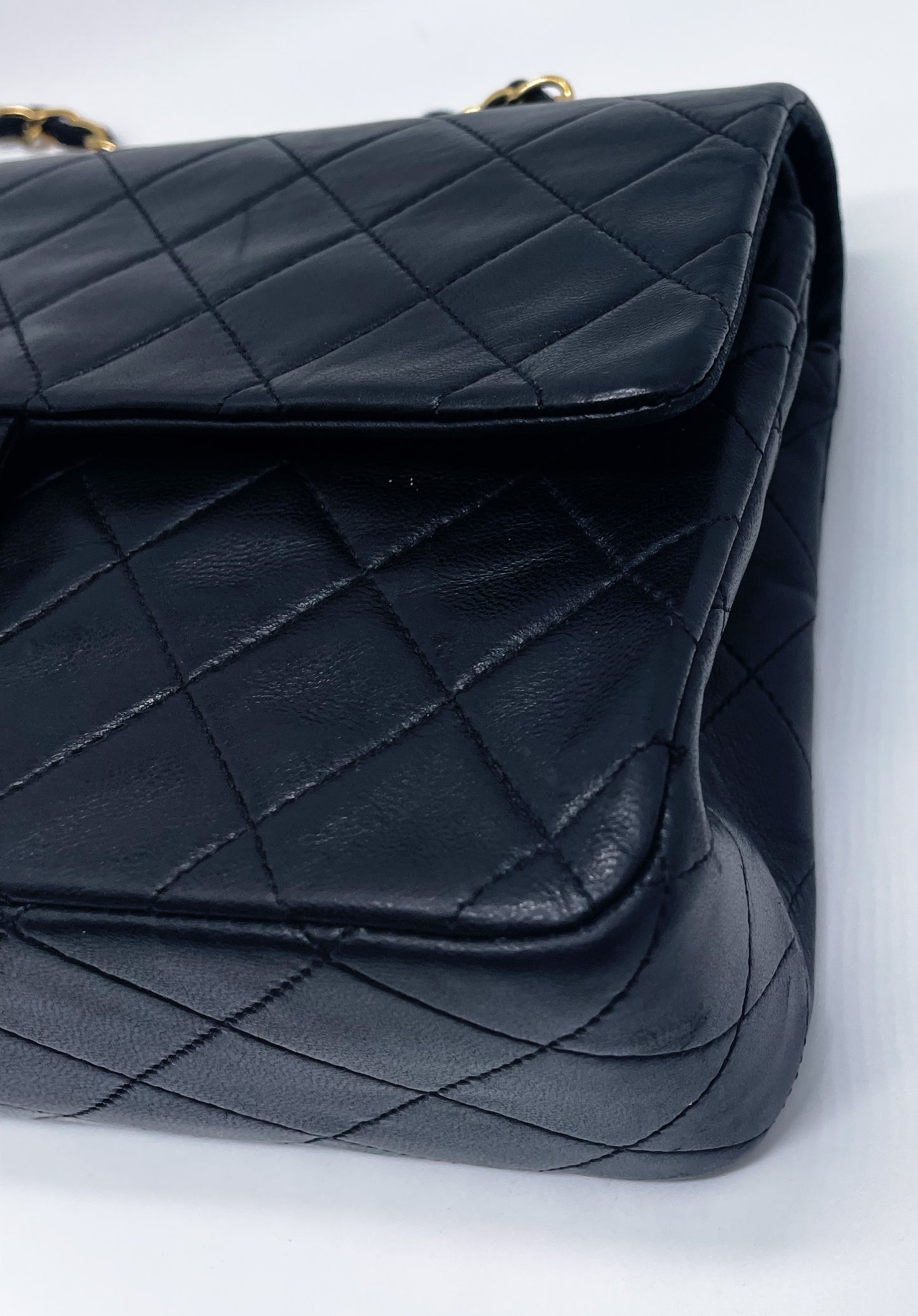 Sac à main Chanel Classique en cuir d'agneau noir et métal doré plaqué 24 carat - Soline