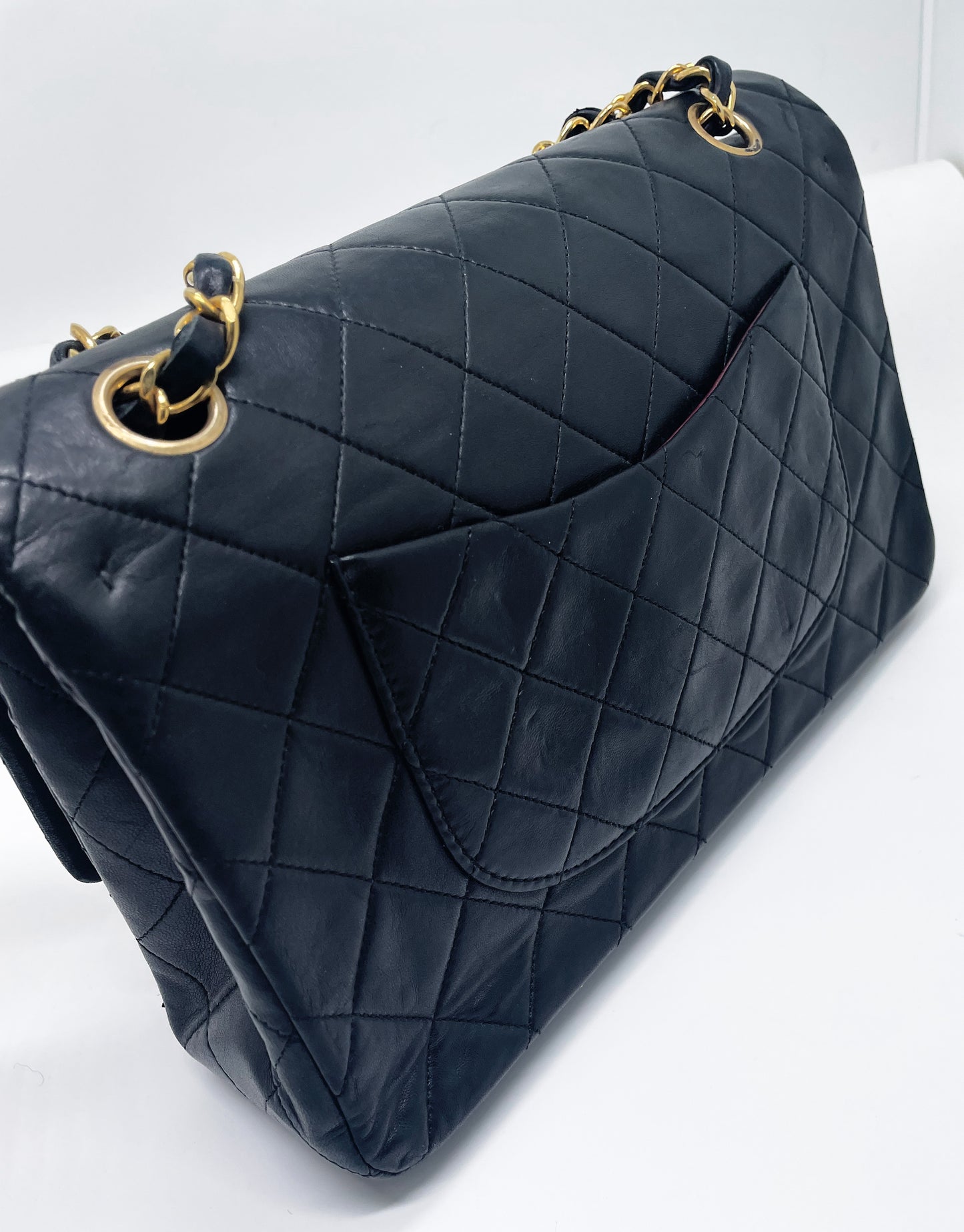 Sac à main Chanel Classique en cuir d'agneau noir et métal doré plaqué 24 carat - Soline