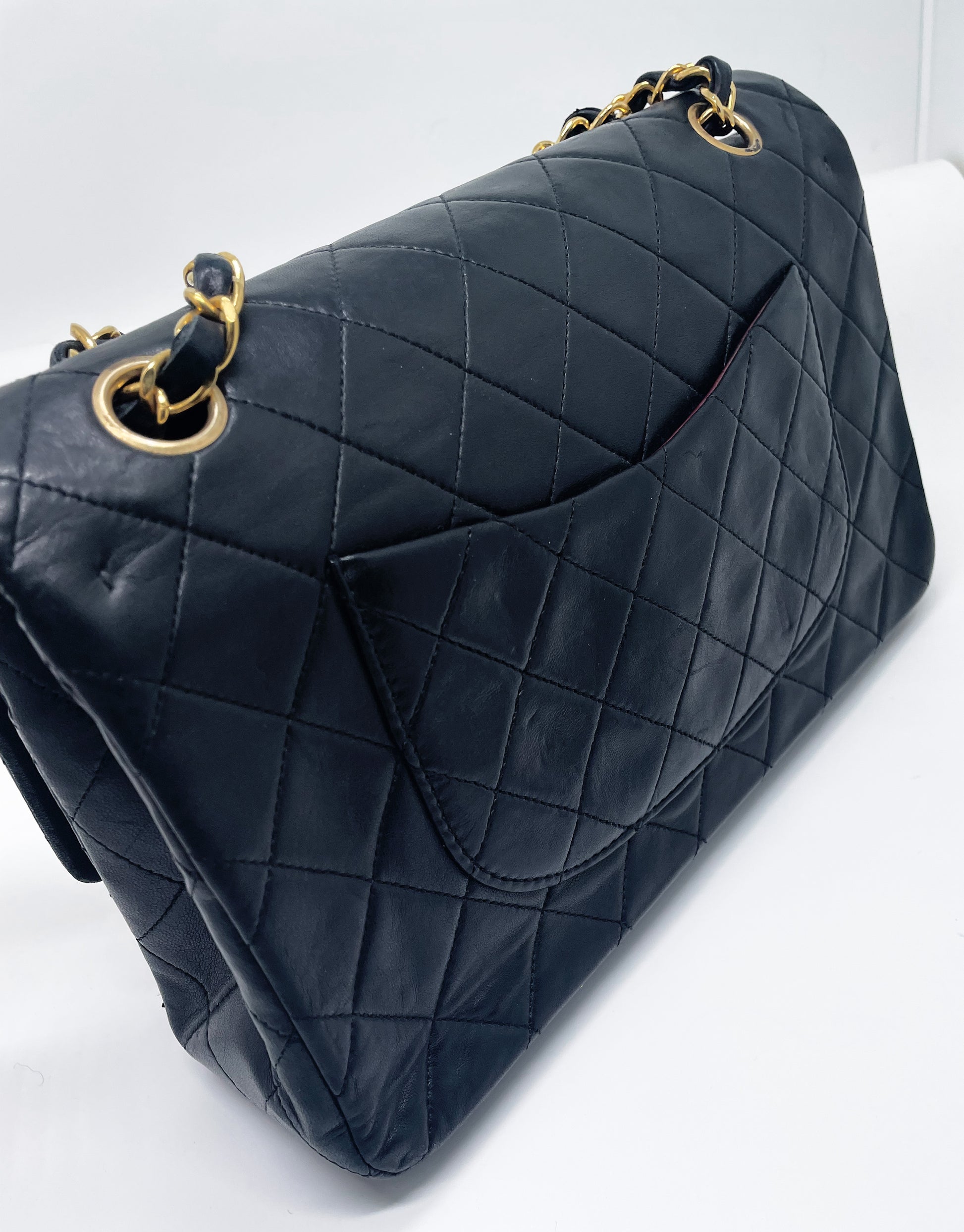 Sac à main Chanel Classique en cuir d'agneau noir et métal doré plaqué 24 carat - Soline