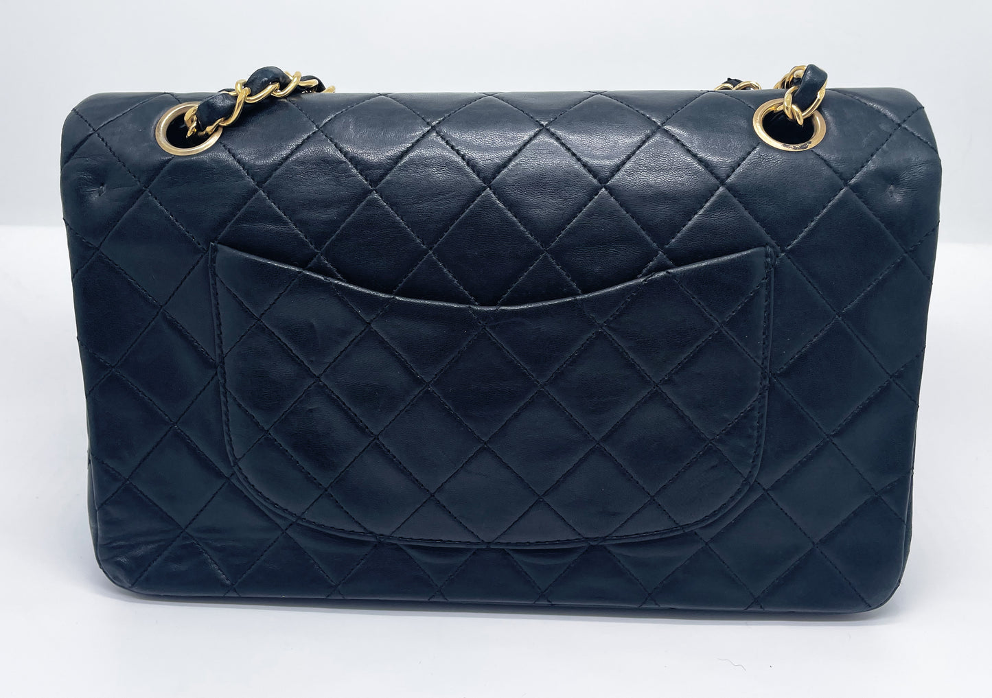 Sac à main Chanel Classique en cuir d'agneau noir et métal doré plaqué 24 carat - Soline
