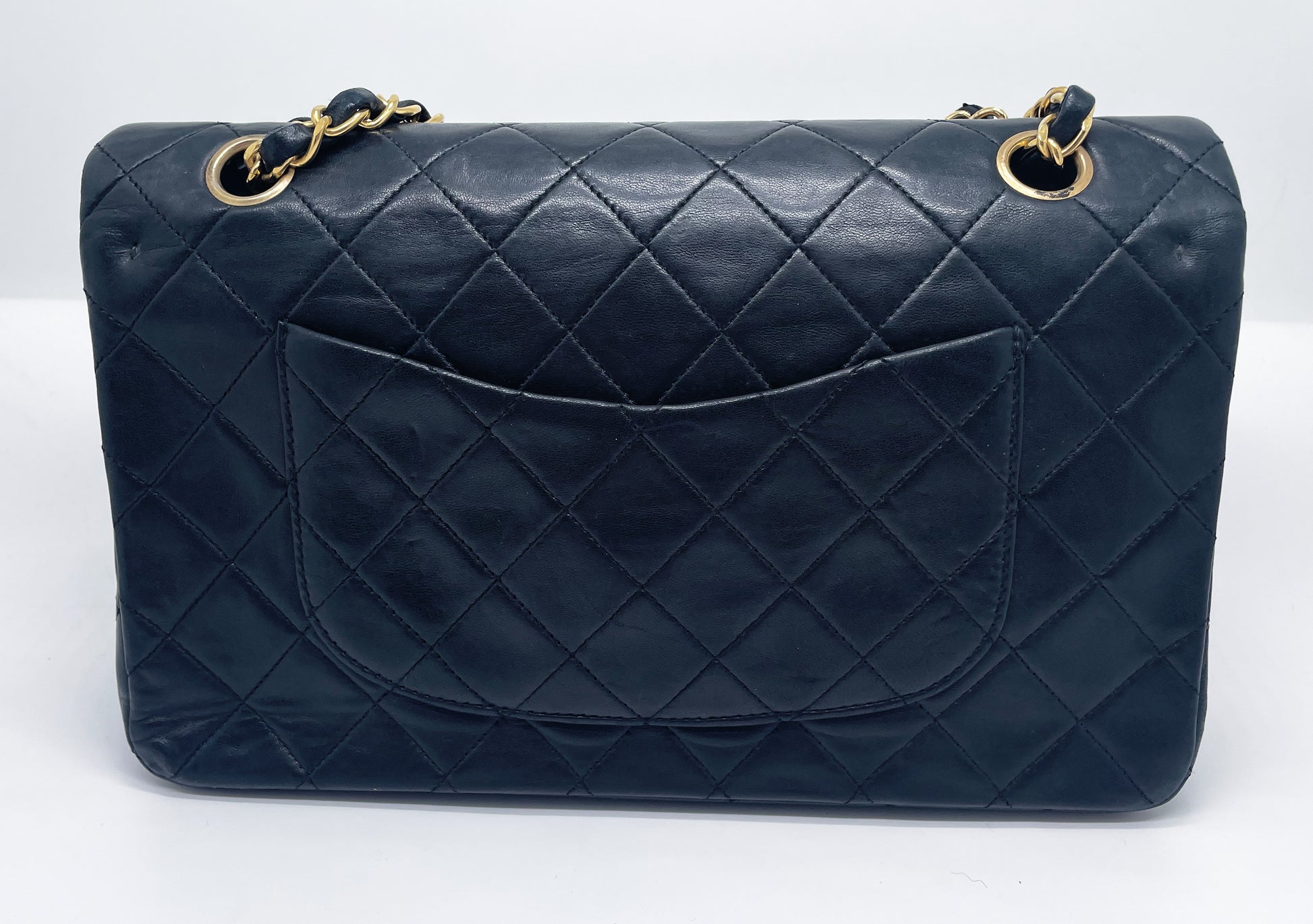 Sac à main Chanel Classique en cuir d'agneau noir et métal doré plaqué 24 carat - Soline