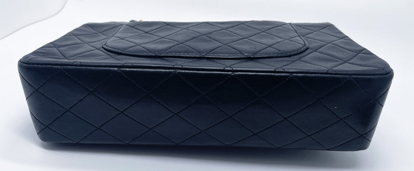 Sac à main Chanel Classique en cuir d'agneau noir et métal doré plaqué 24 carat - Soline