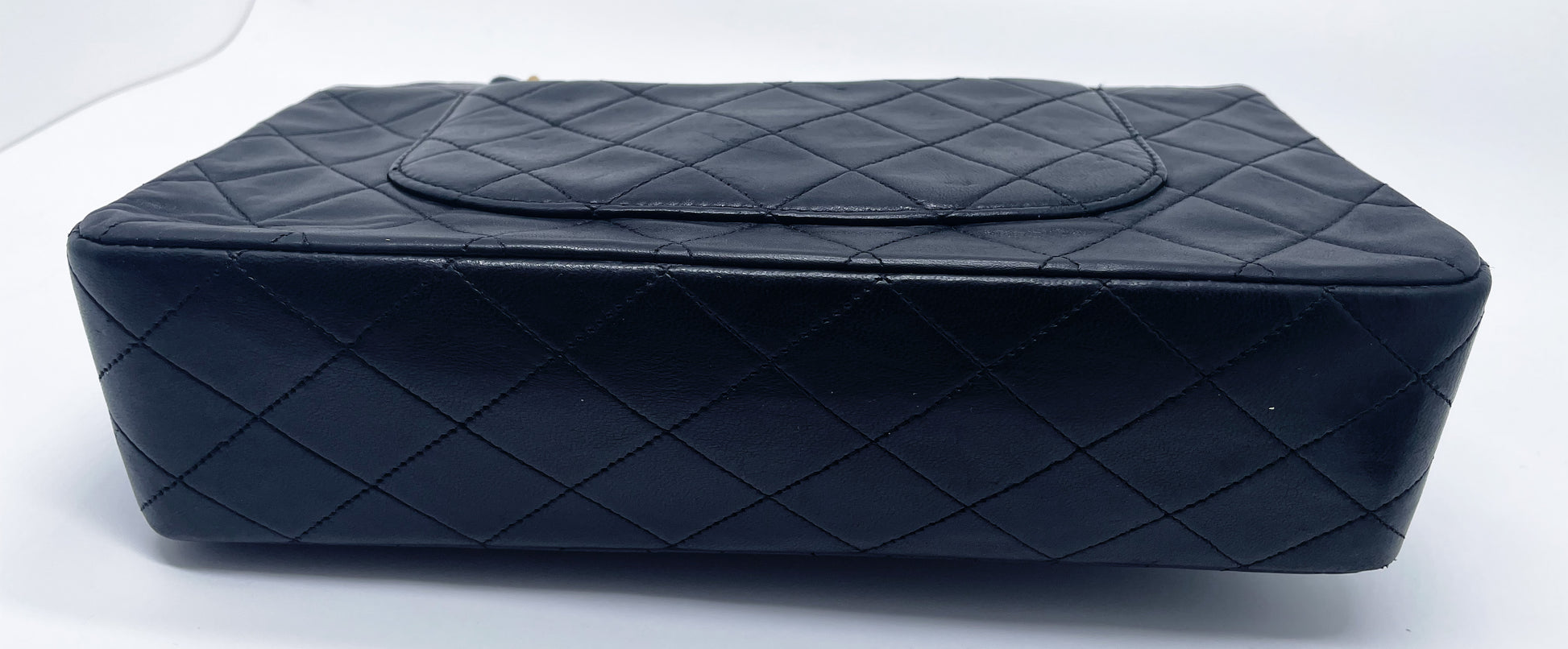 Sac à main Chanel Classique en cuir d'agneau noir et métal doré plaqué 24 carat - Soline