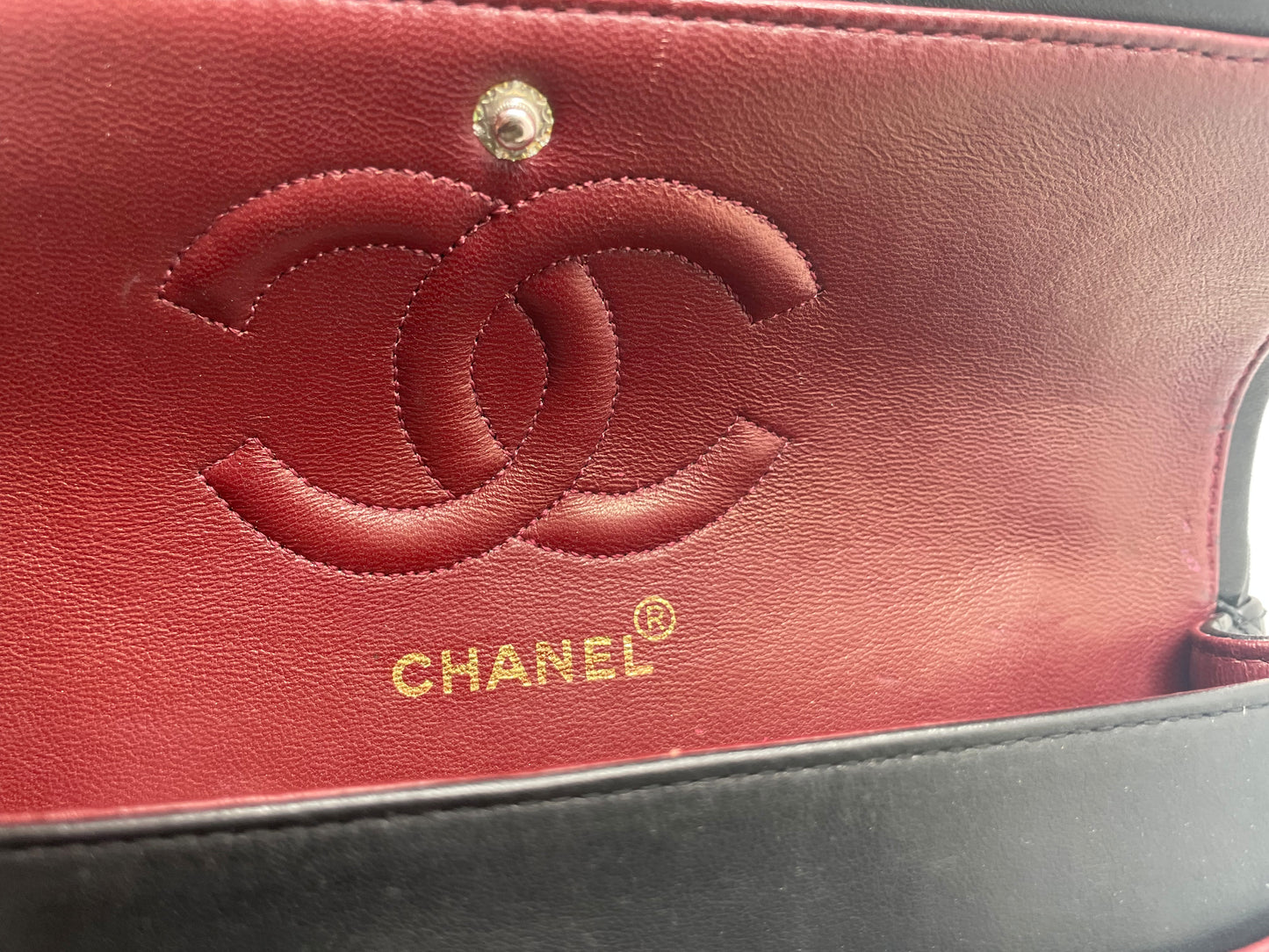 Sac à main Chanel Classique en cuir d'agneau noir et métal doré plaqué 24 carat - Soline