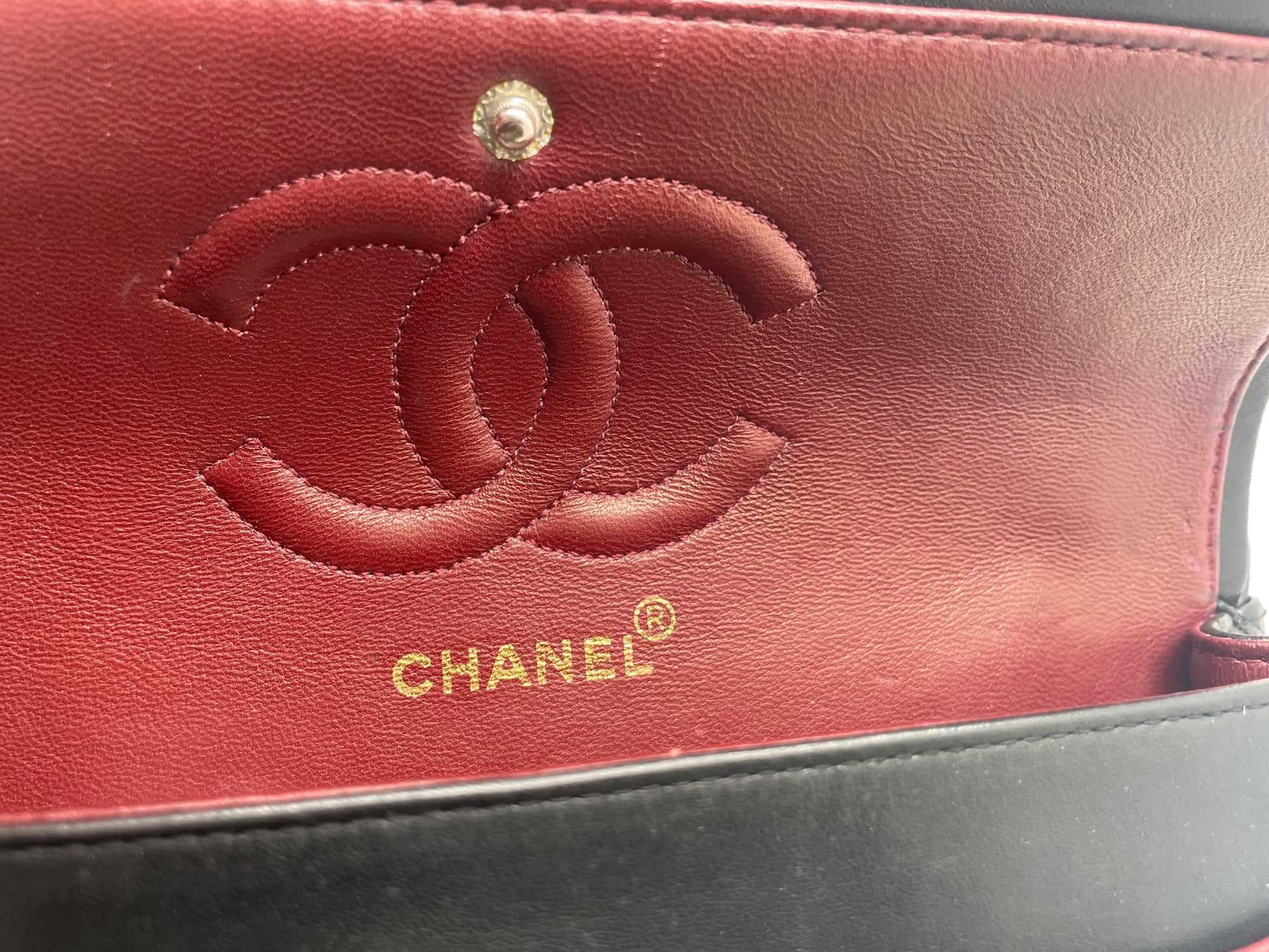Sac à main Chanel Classique en cuir d'agneau noir et métal doré plaqué 24 carat - Soline