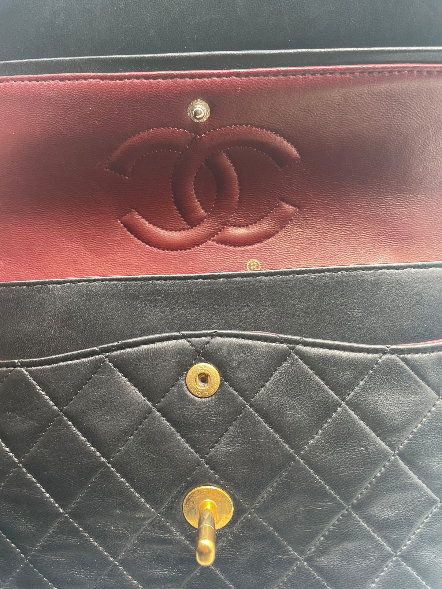 Sac à main Chanel Classique en cuir d'agneau noir et métal doré plaqué 24 carat - Soline