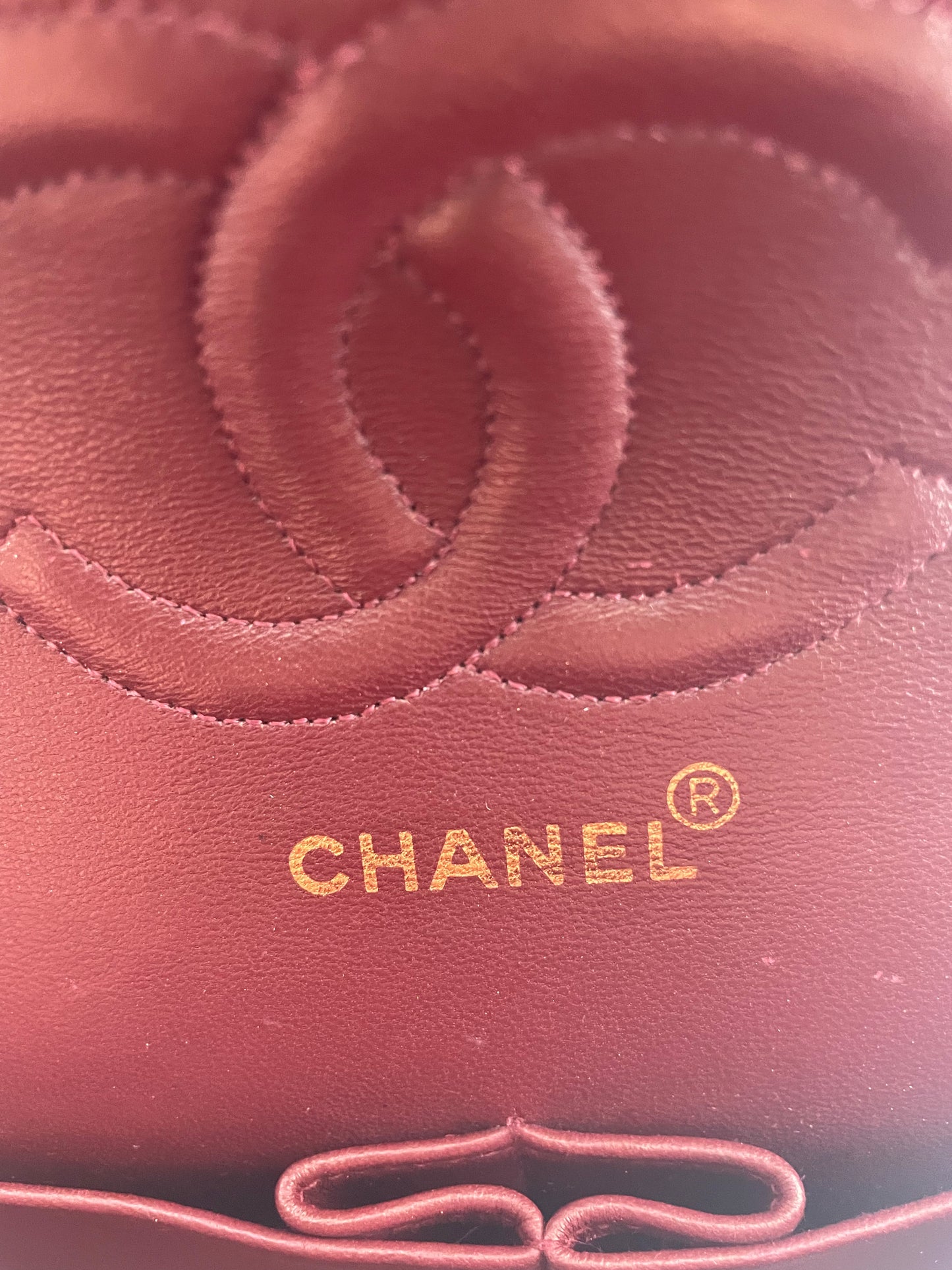 Sac à main Chanel Classique en cuir d'agneau noir et métal doré plaqué 24 carat - Soline