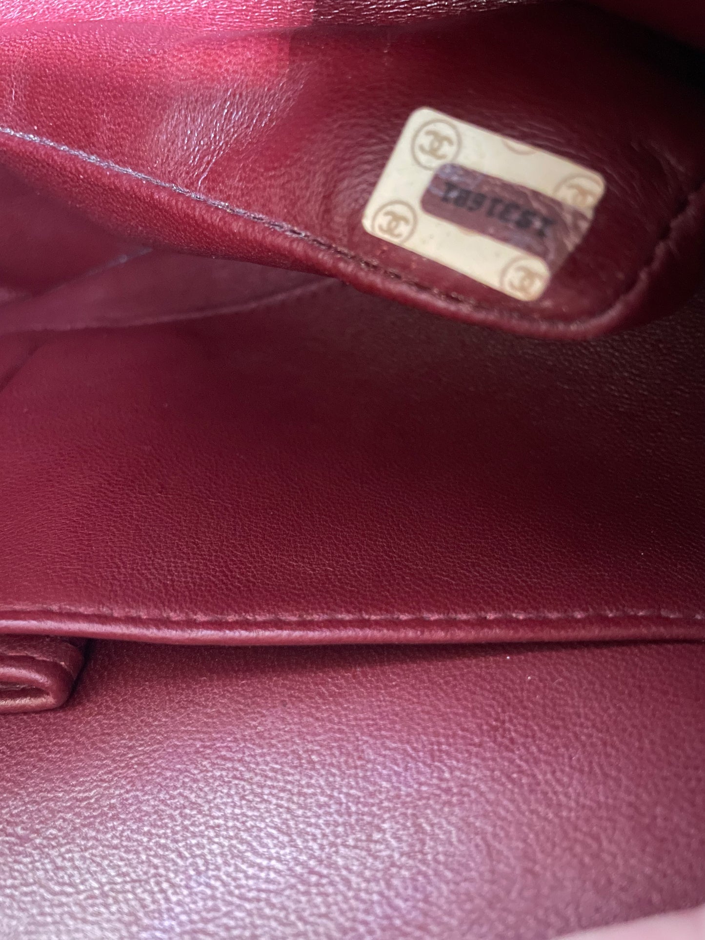 Sac à main Chanel Classique en cuir d'agneau noir et métal doré plaqué 24 carat - Soline
