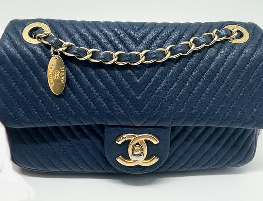Superbe Sac Chanel 21 cm en cuir et motif Chevron Bleu. - Soline