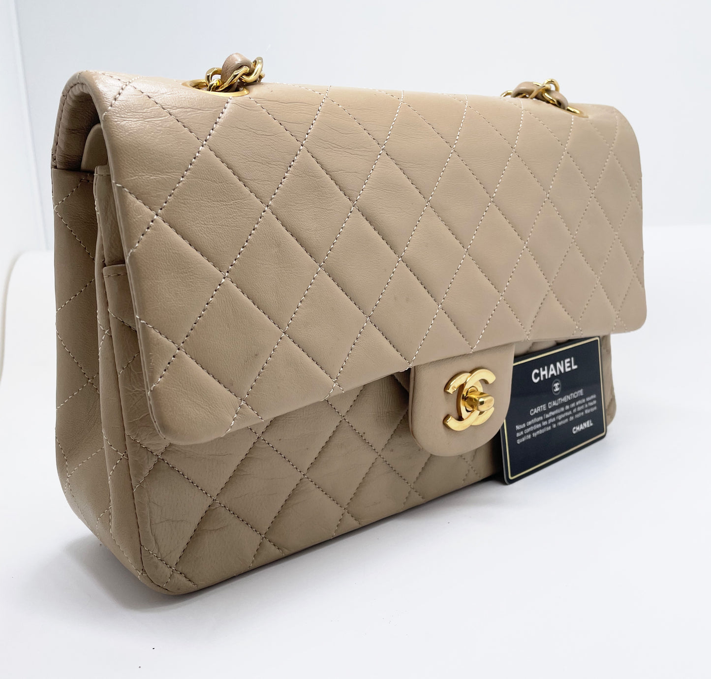 Sac Chanel bandoulière Timeless médium en cuir beige - Soline