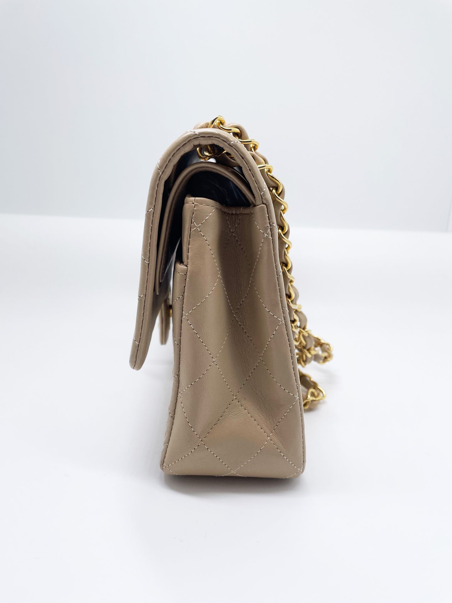 Sac Chanel bandoulière Timeless médium en cuir beige - Soline