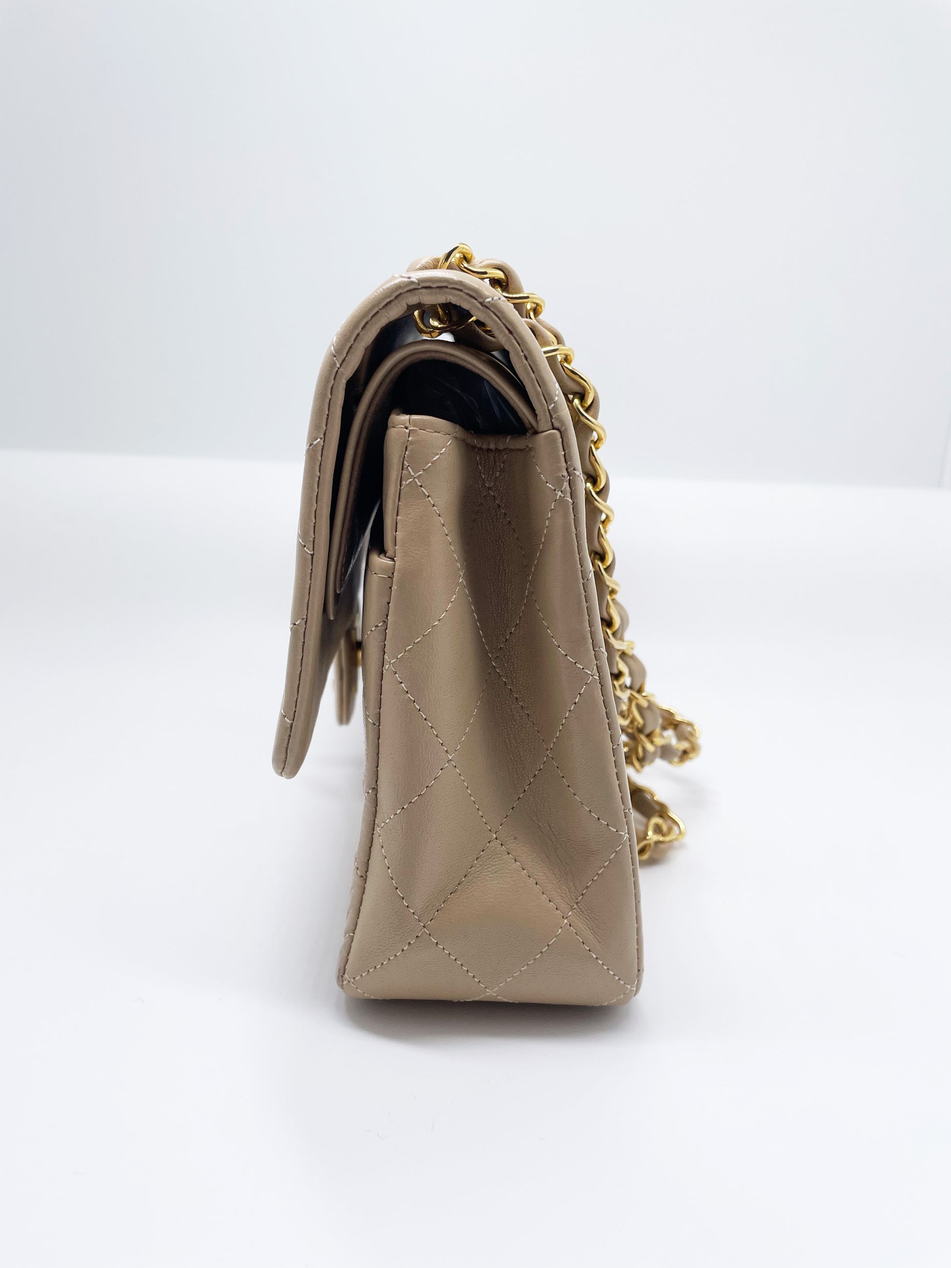 Sac Chanel bandoulière Timeless médium en cuir beige - Soline