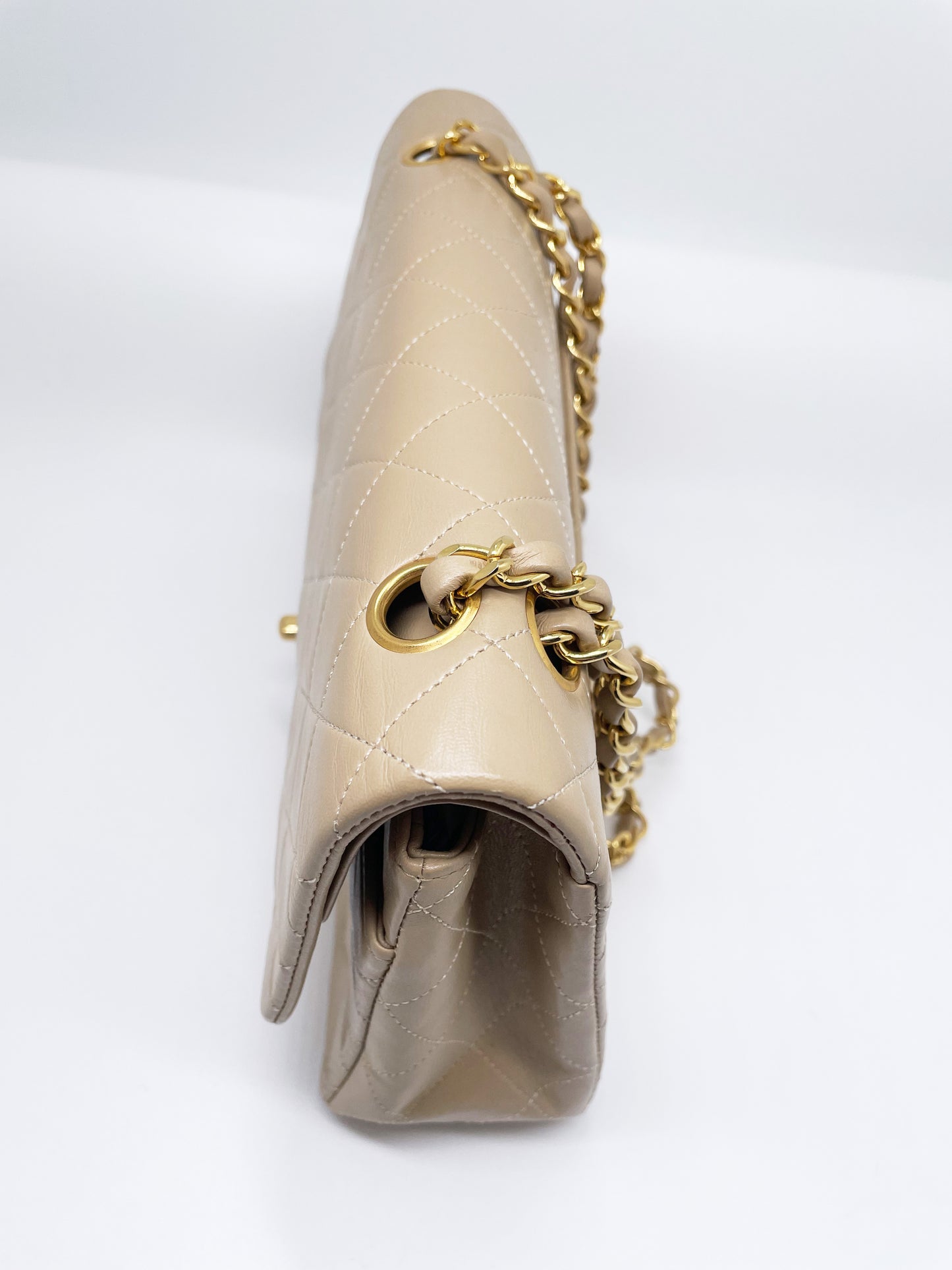 Sac Chanel bandoulière Timeless médium en cuir beige - Soline